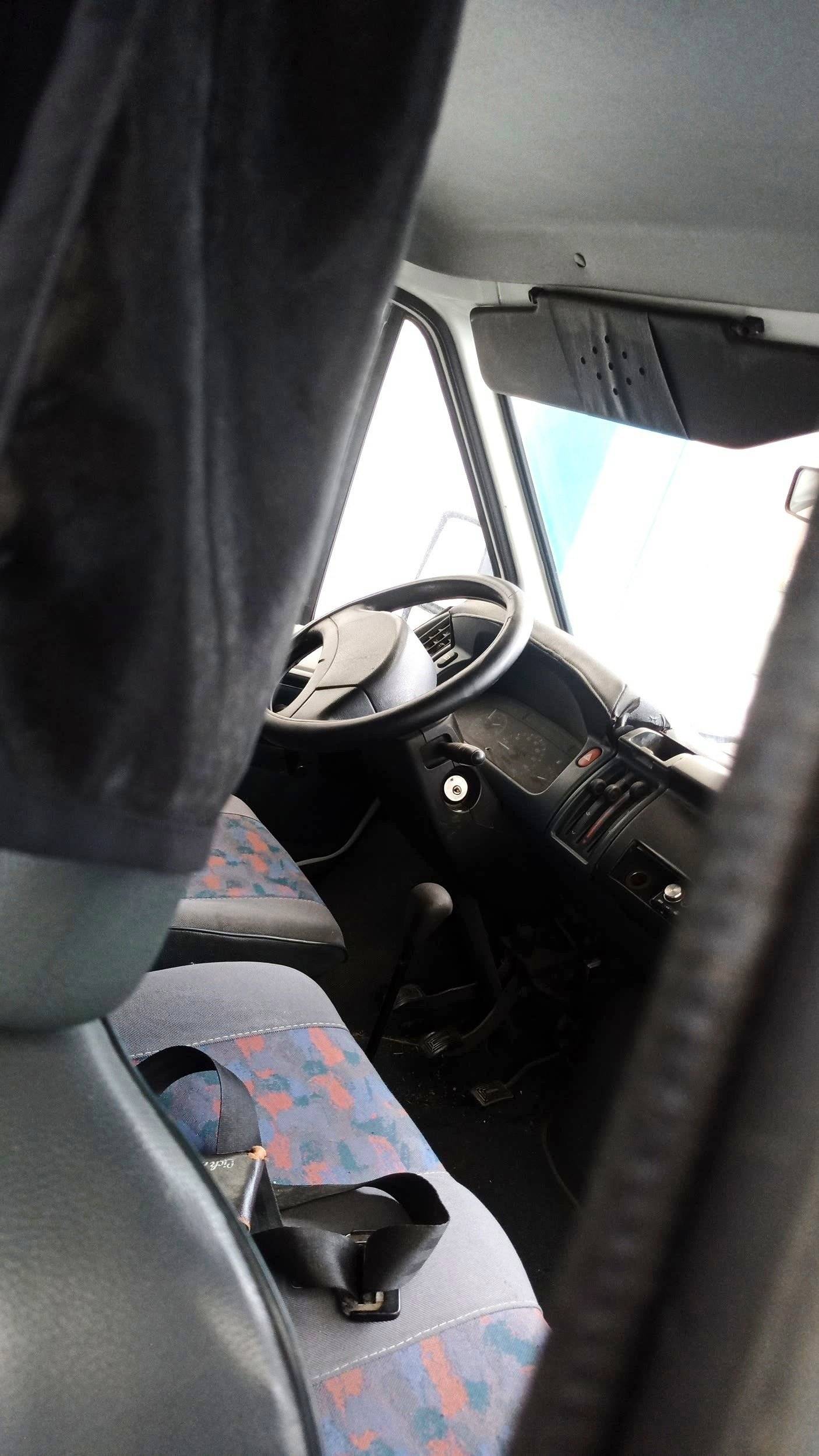 Driver's compartment Renault Trafic 2,5 l 100 ch - Yescapa