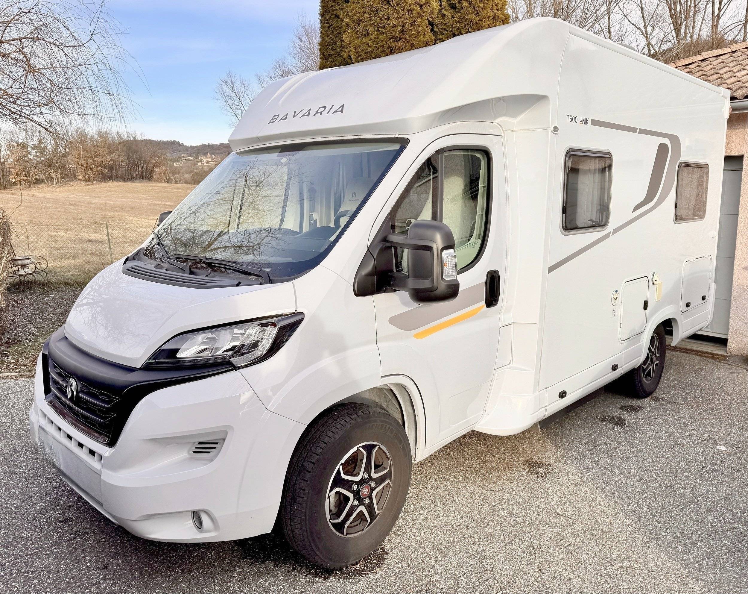 Vue avant de 3/4 Fiat Ducato 2,2 140cv - Yescapa