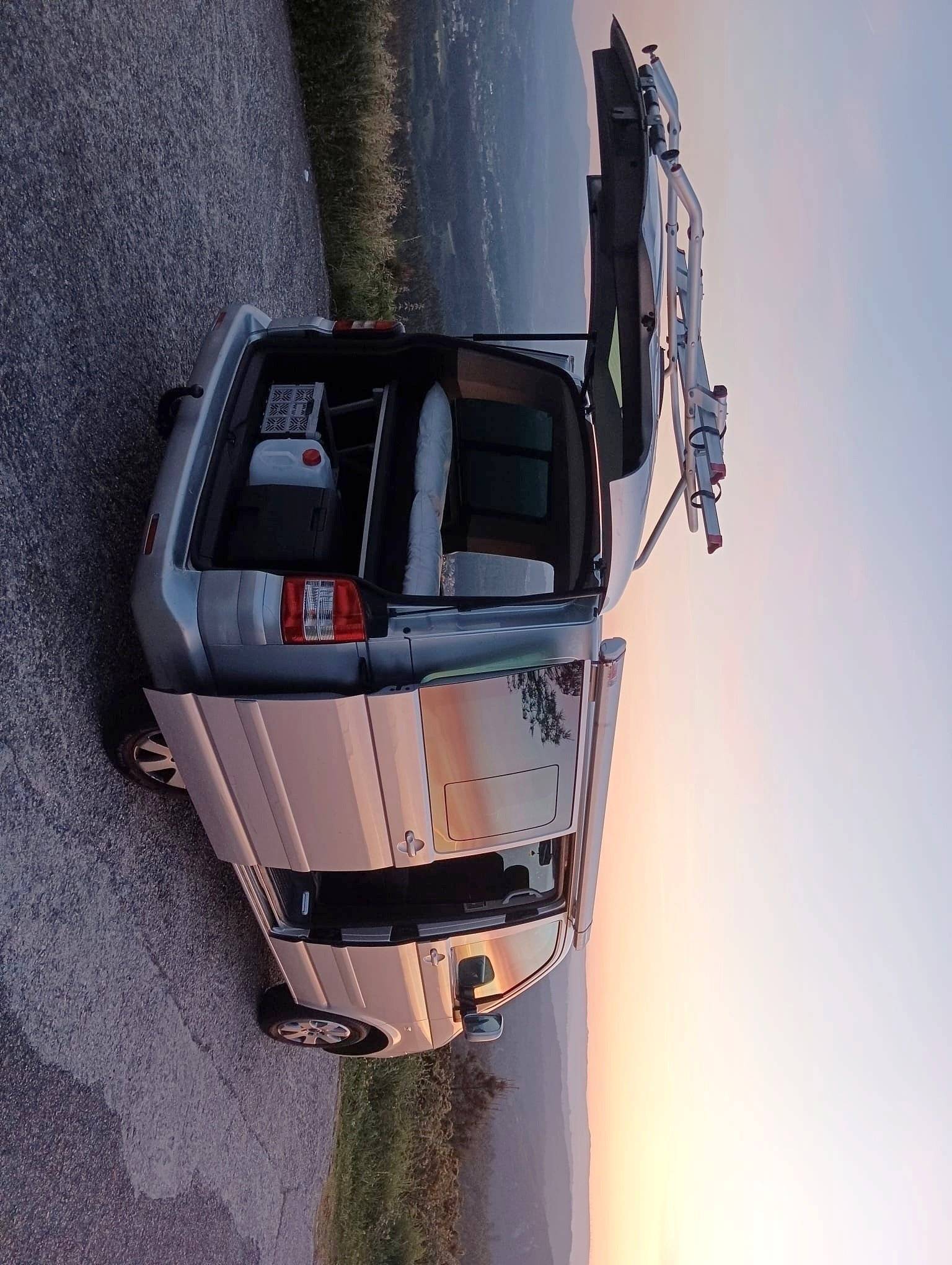 Front view from 3/4 Volkswagen MULTIVAN T5 179 CV - Yescapa