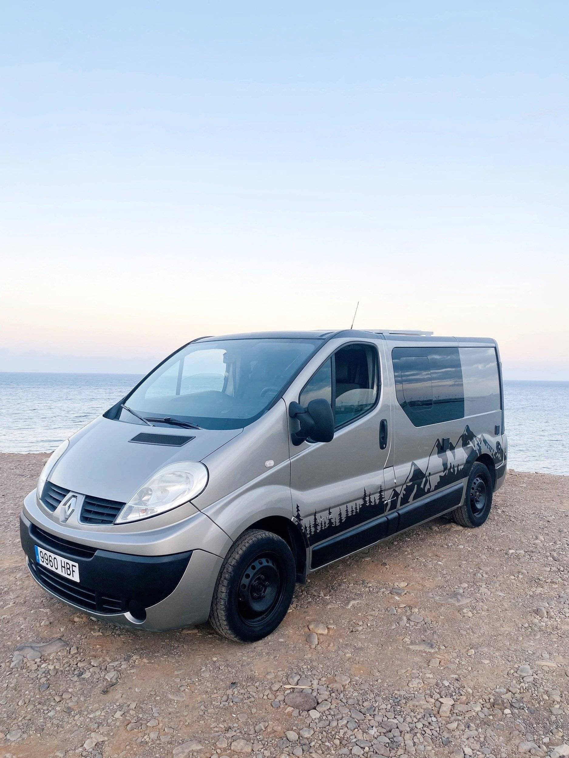 Vista del vehículo ángulo delantero Renault Trafic 2,0 l dCi 115 ch - Yescapa