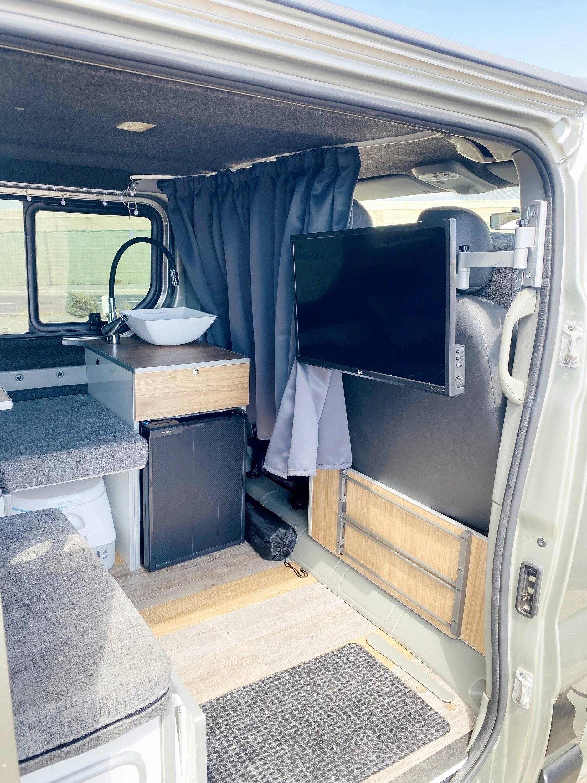 Vista frontale a ¾ Renault Trafic 2,0 l dCi 115 ch - Yescapa