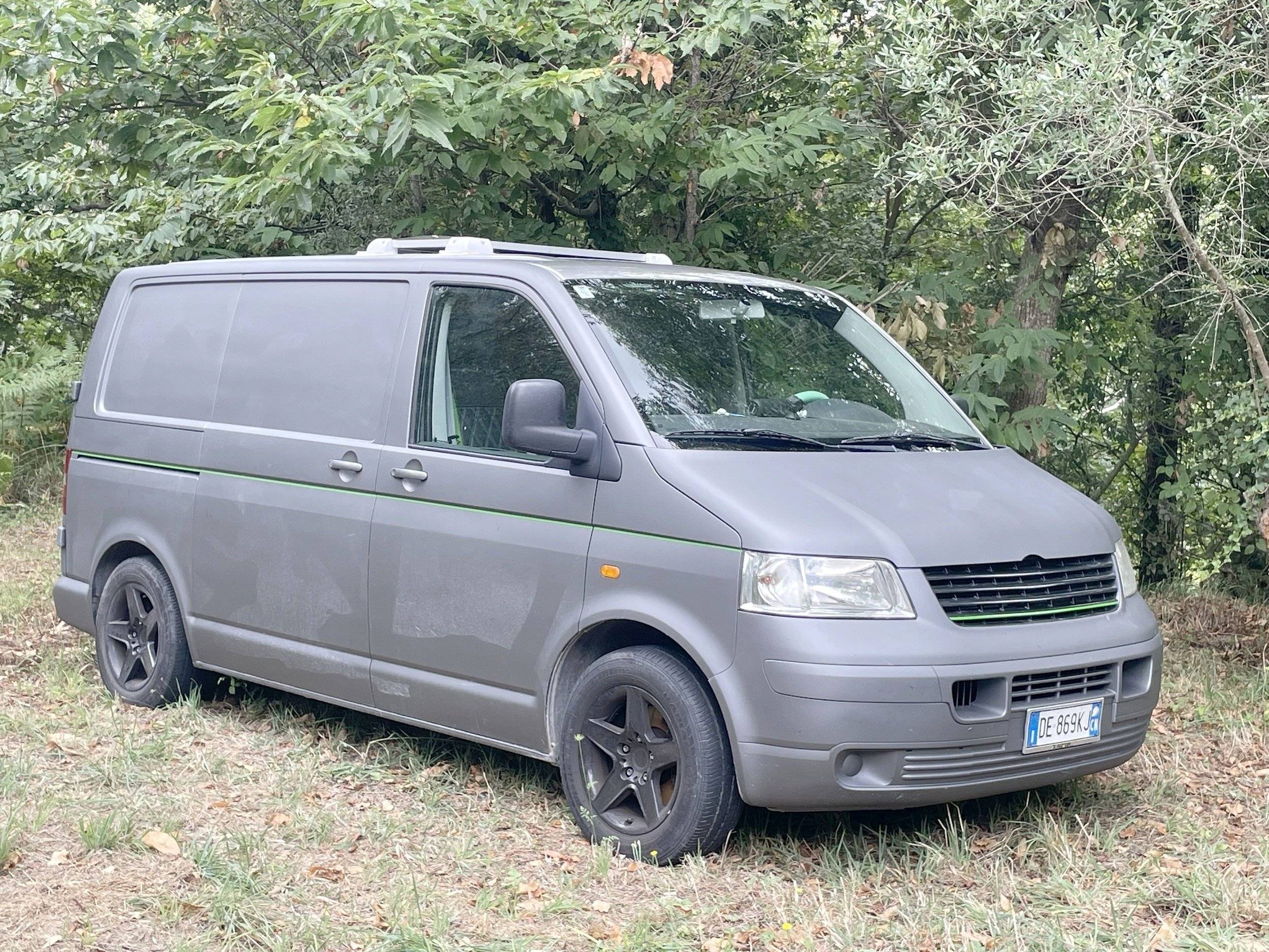 Vista del vehicle angle davanter Volkswagen Transporter T5 2.5 TDI - Yescapa