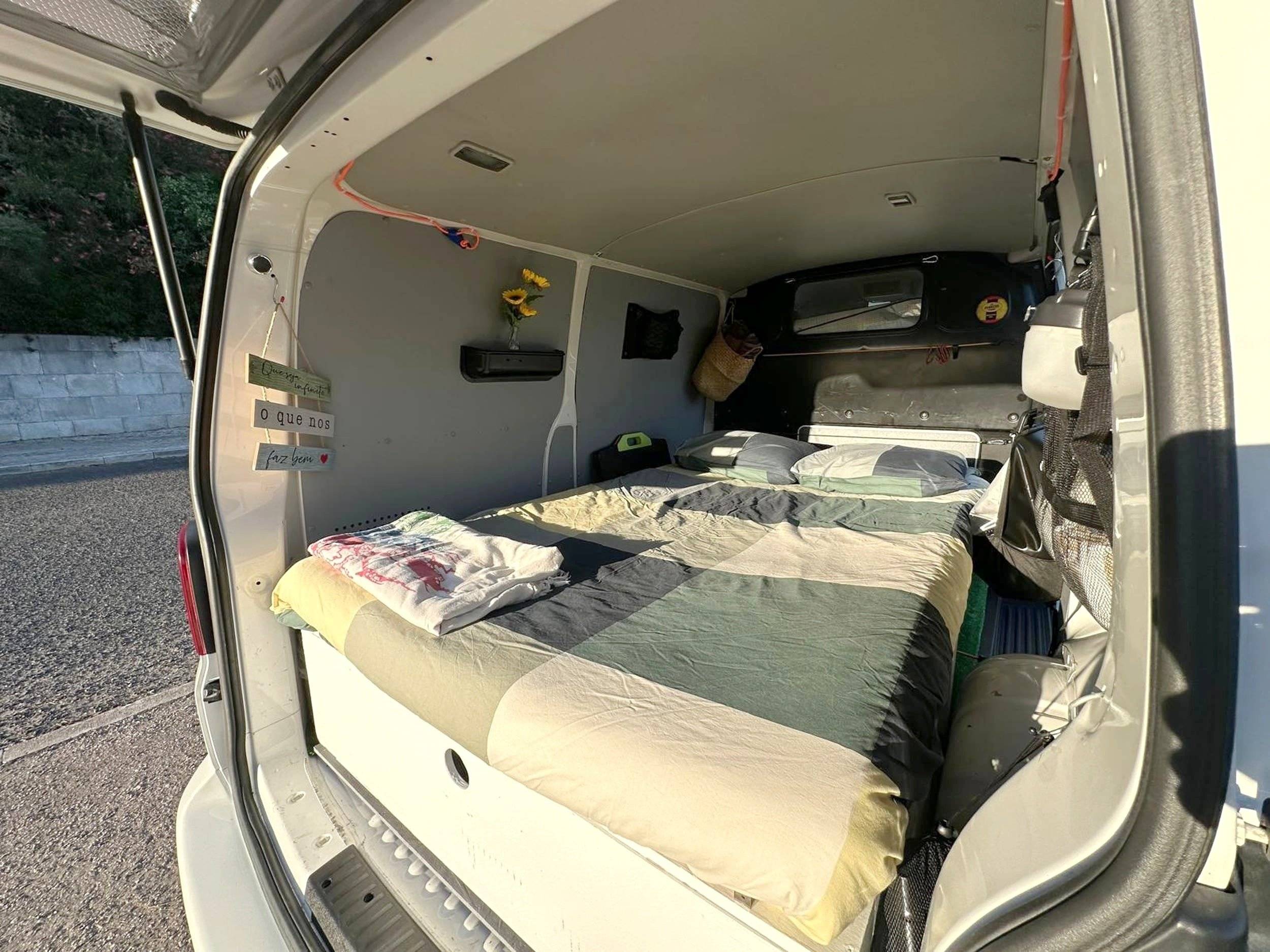 Berth Volkswagen T5 2 l 102 ch - Yescapa