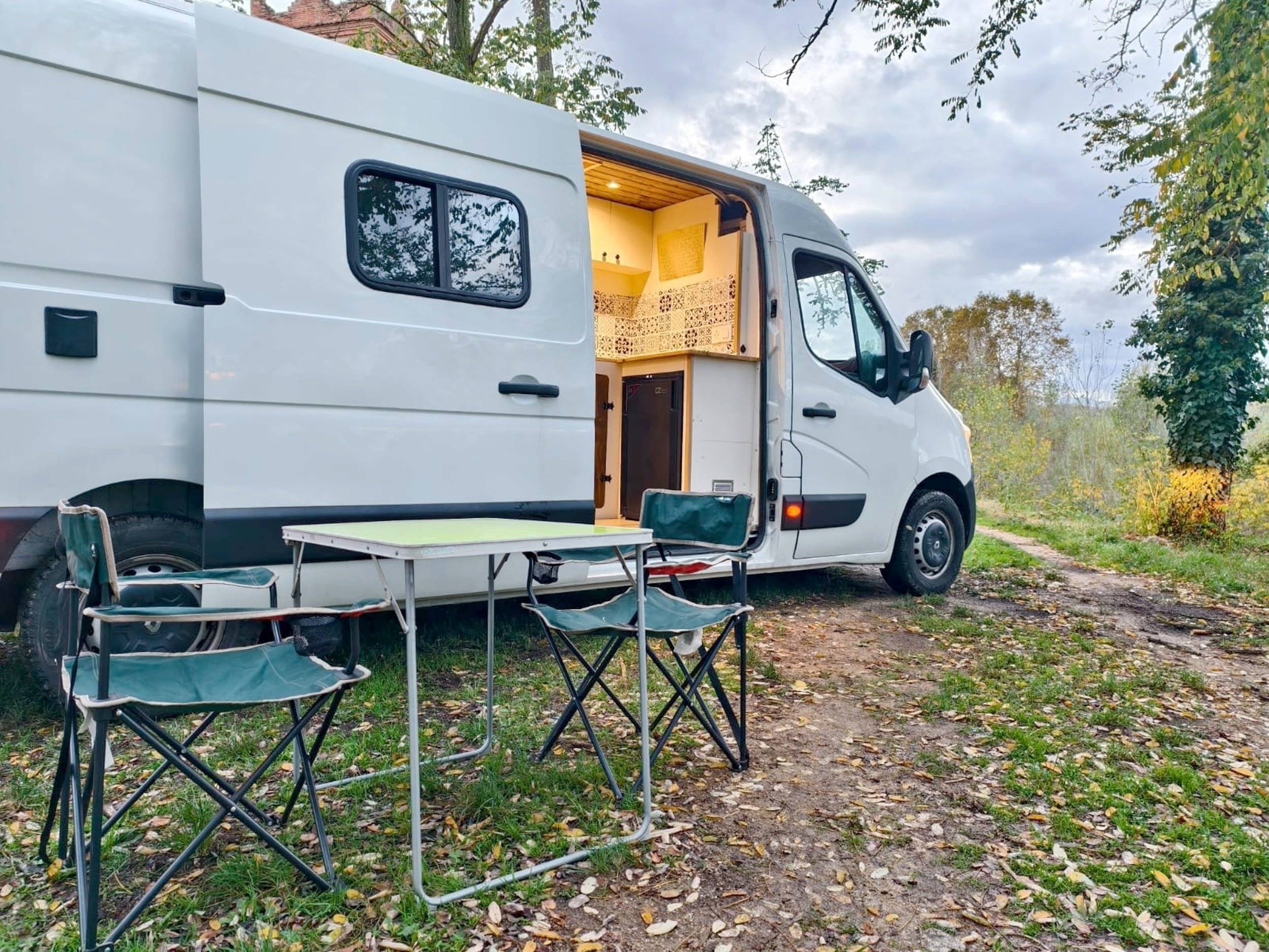 schräge Vorderansicht Renault Master 2,3 l 130 ch - Yescapa