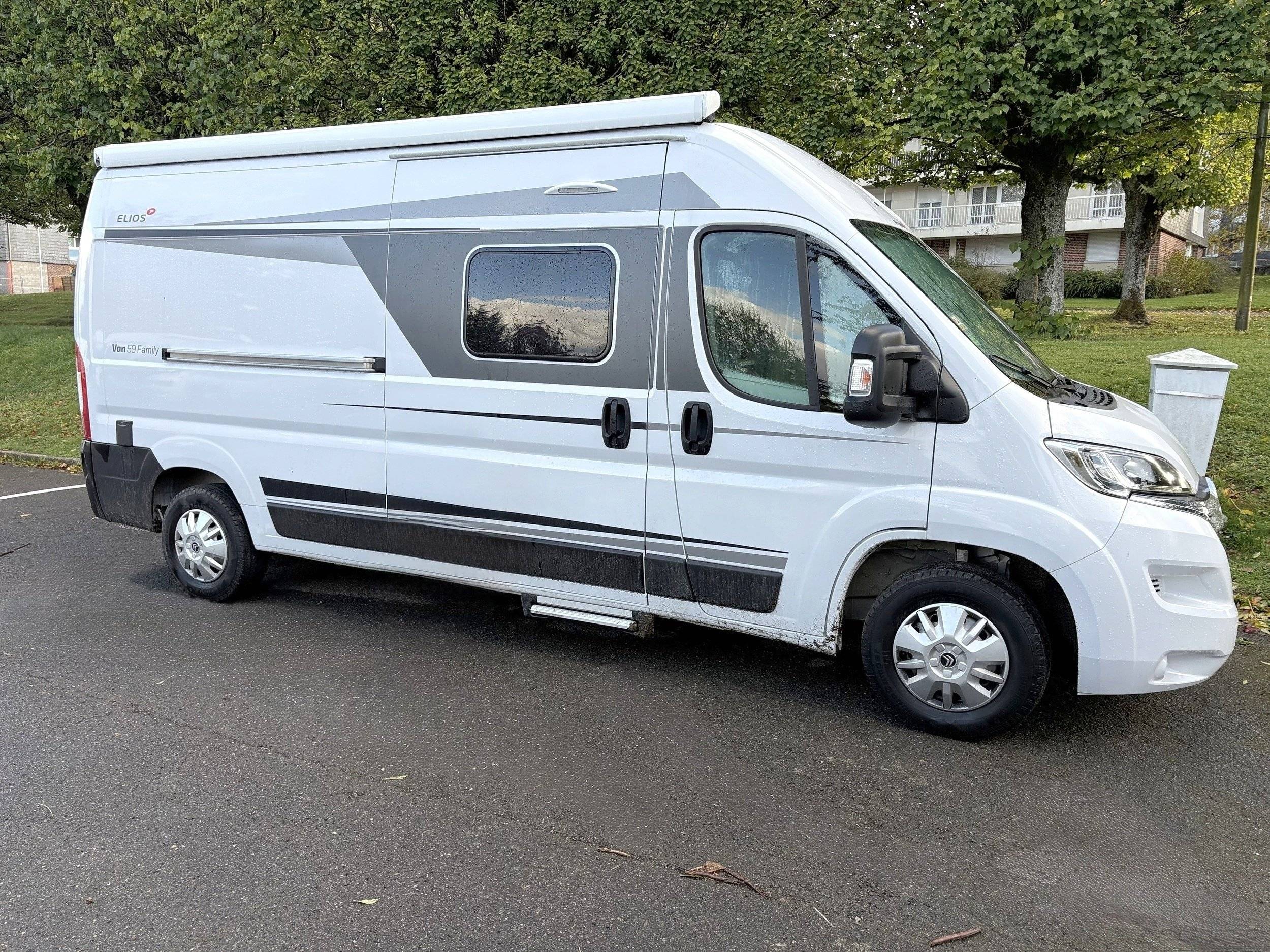 Vista de 3/4 Citroën Jumper 2.2l  140cv - Yescapa