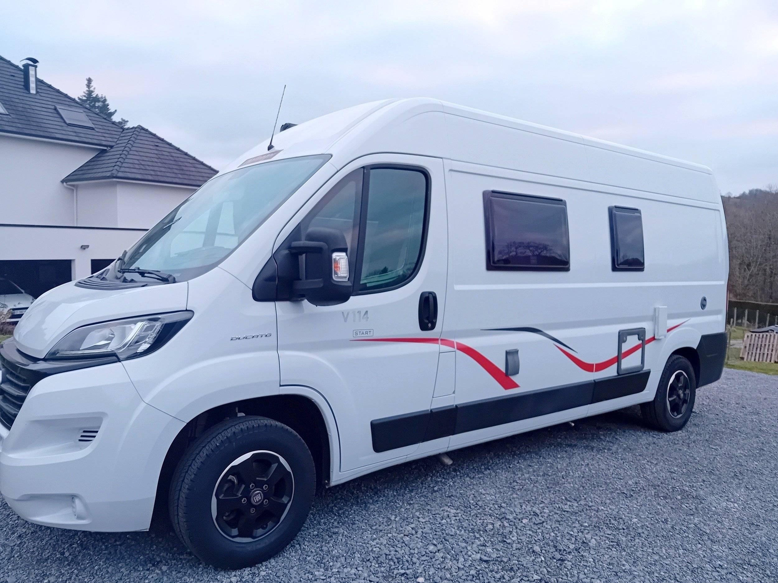 Vue avant de 3/4 Fiat FIAT DUCATO - Yescapa