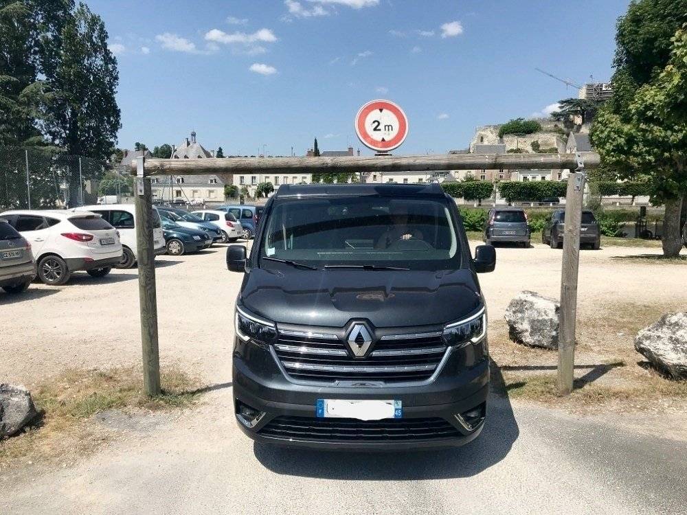 Vista frontale a ¾ Renault TRAFIC - Yescapa