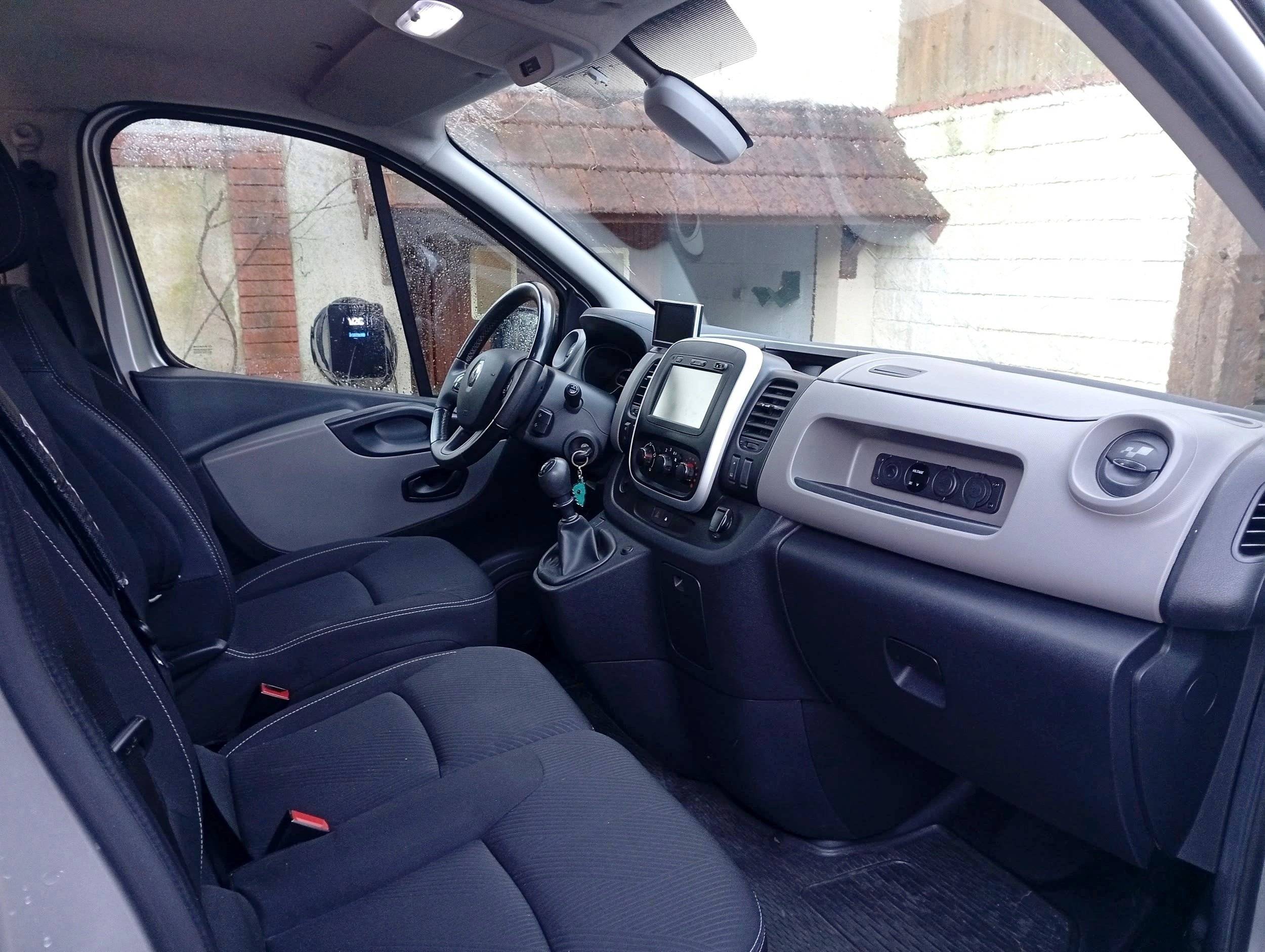 Fahrerbereich Renault Trafic 1,6 l 145 ch - Yescapa