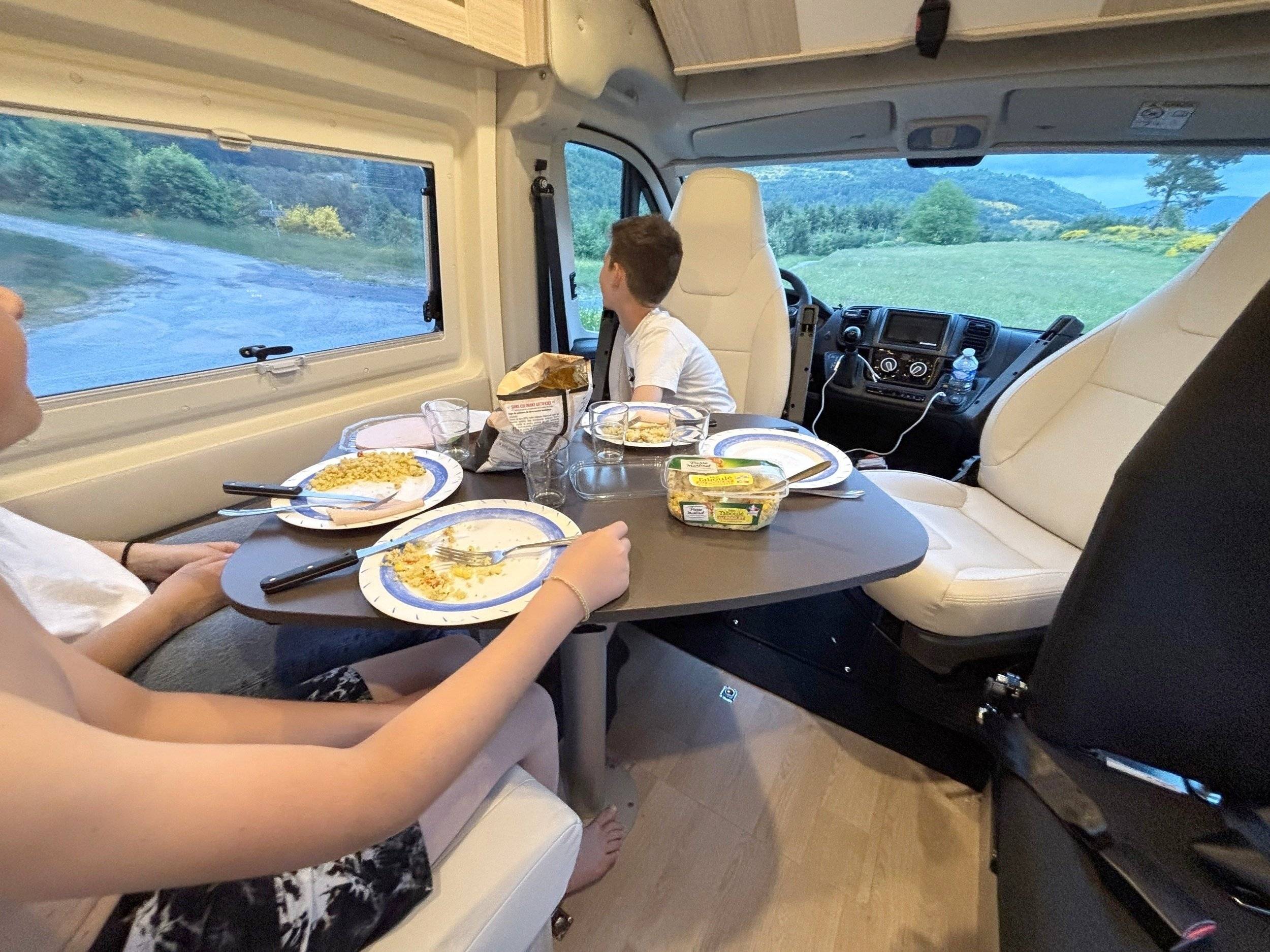 Eethoek Fiat Ducato 2,2 140 cv AUTOMATIQUE - Yescapa