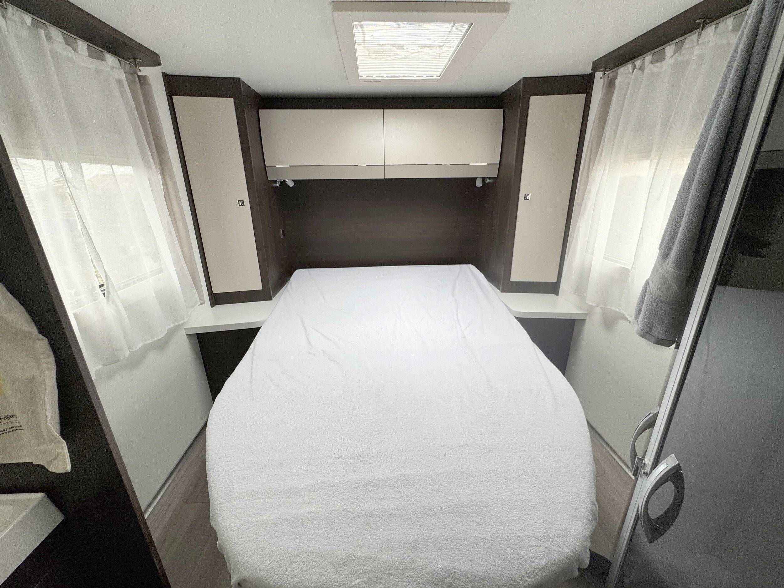 Plazas en cama Ford - Yescapa