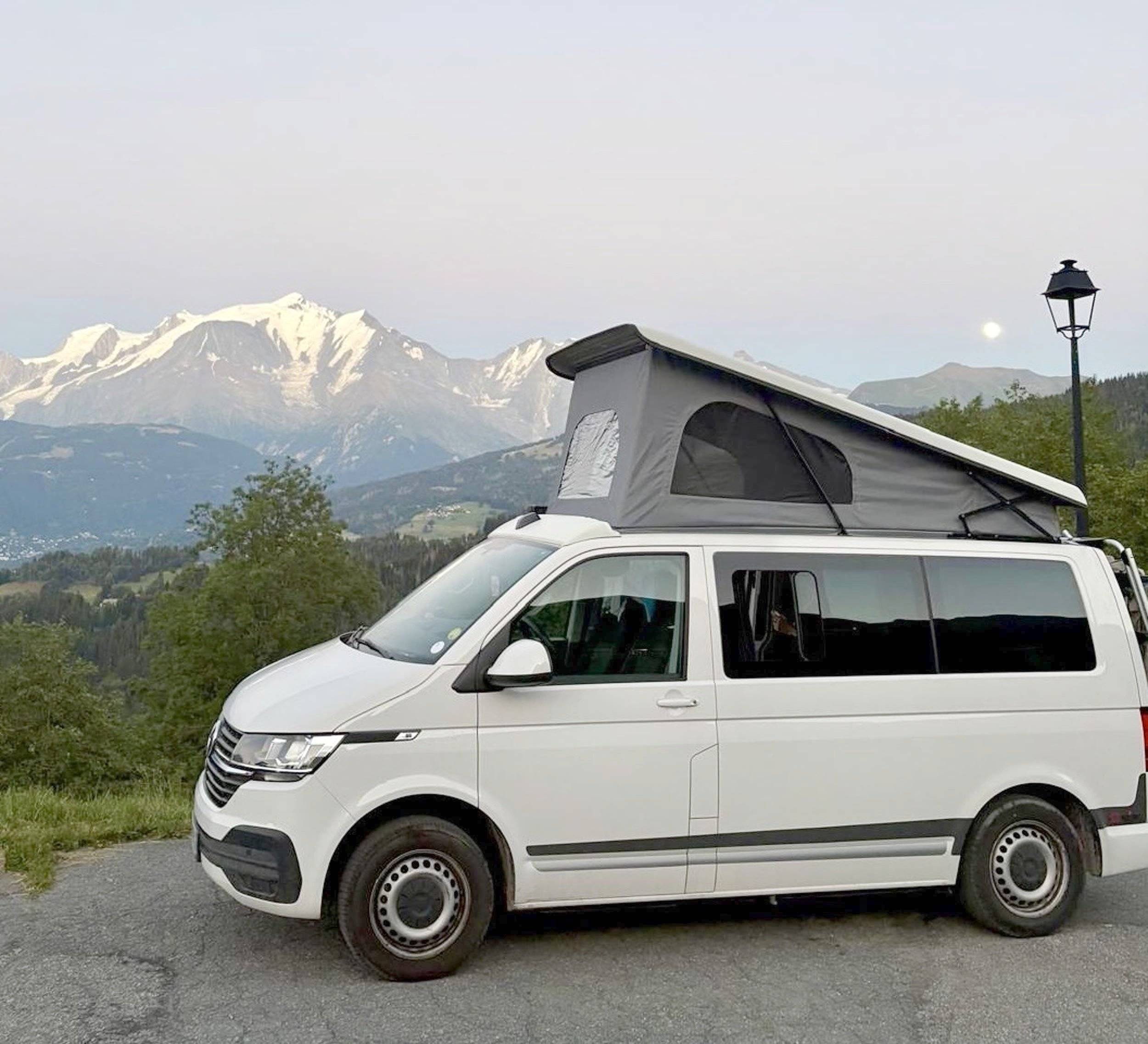 Front view from 3/4 Volkswagen Transporteur T6 L1H1 2 l 150 ch - Yescapa