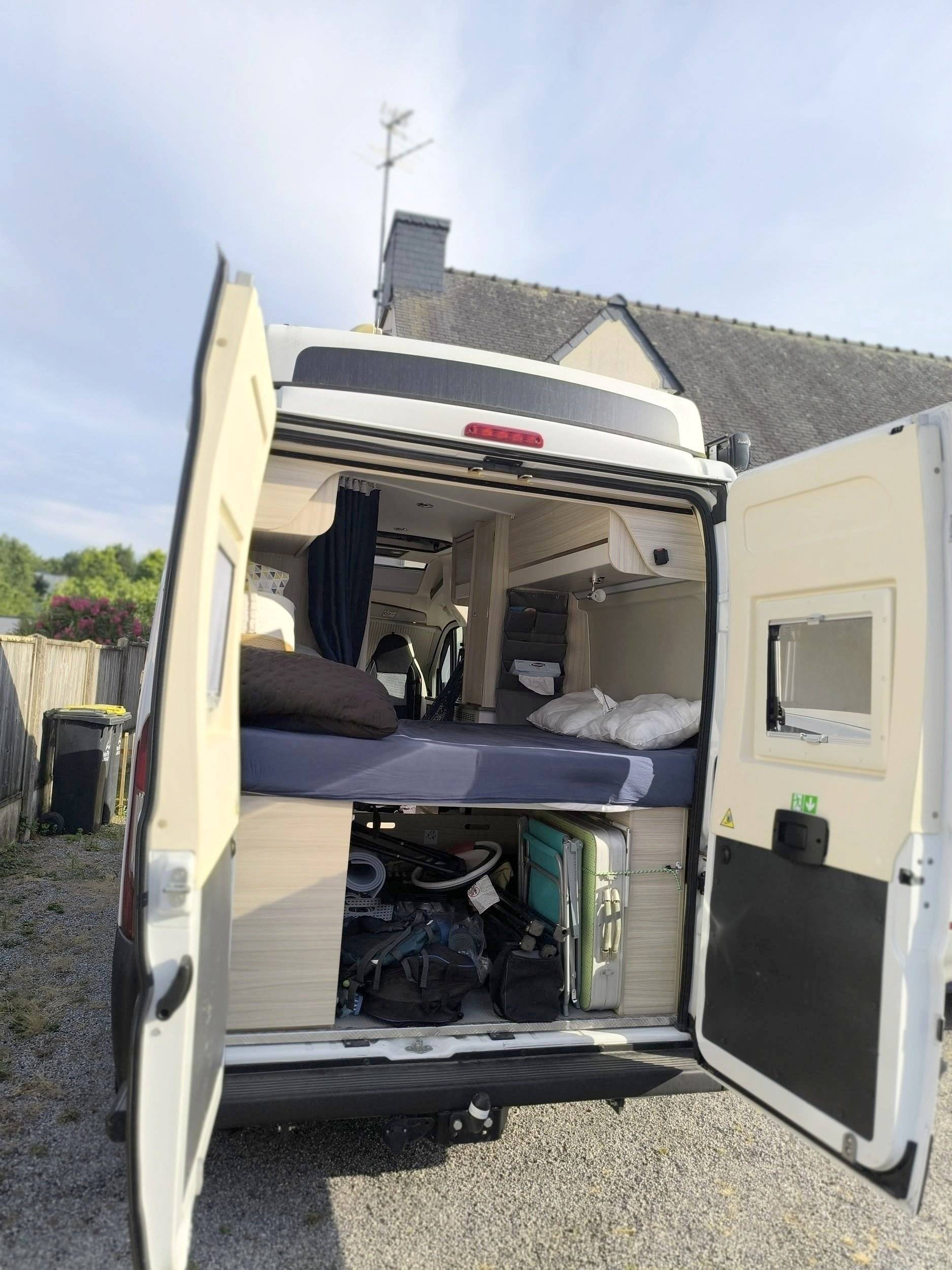 Berth Peugeot Peugeot 2.2 140cv - Yescapa
