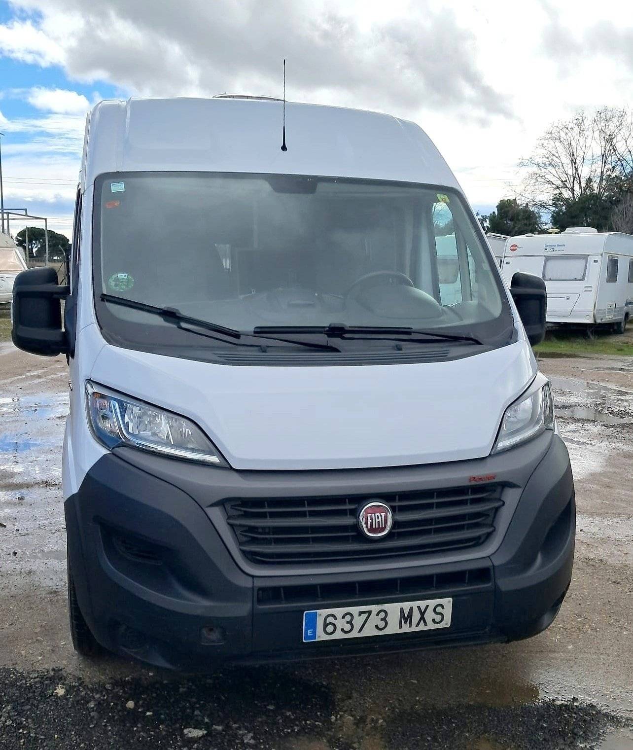 schräge Vorderansicht Fiat Ducato 2,3 l 150 ch - Yescapa