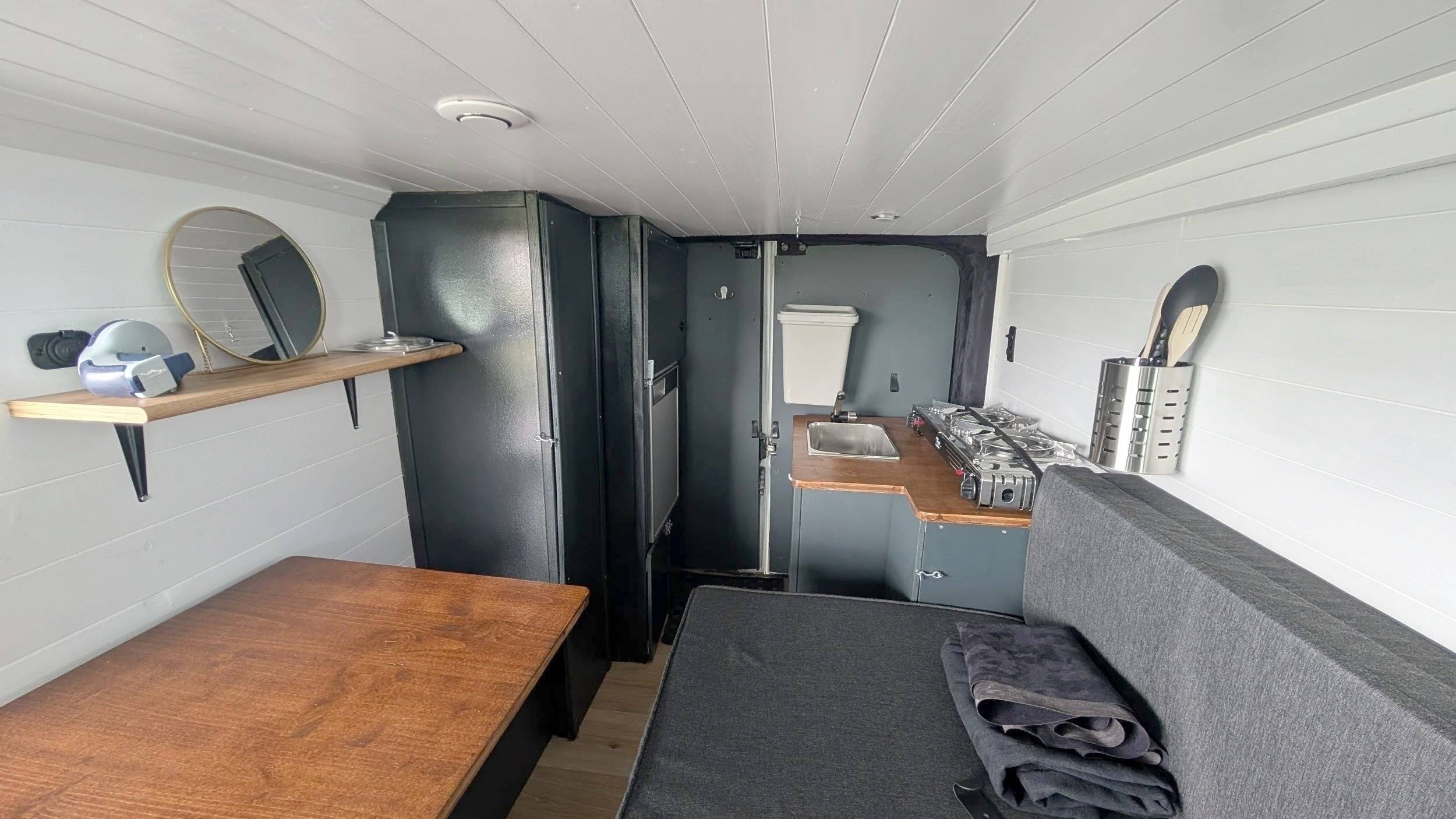 Dining Area Opel Vivaro 1,6 l 120 ch - Yescapa