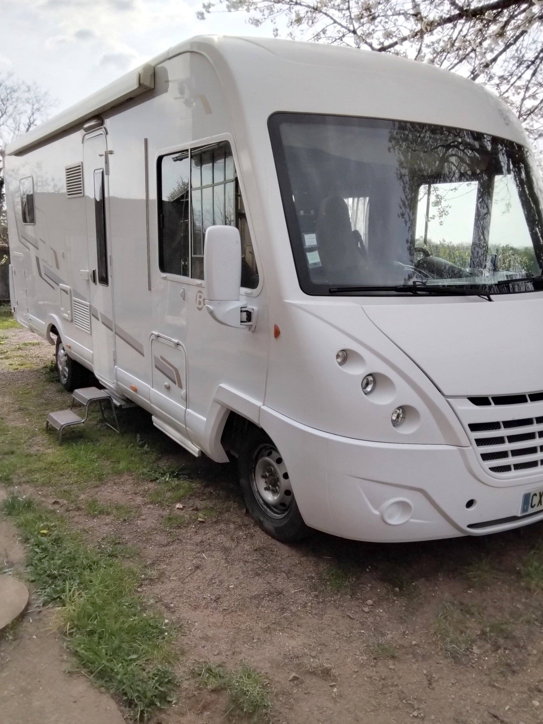 schräge Vorderansicht Fiat Ducato 2,3 l 130 ch - Yescapa
