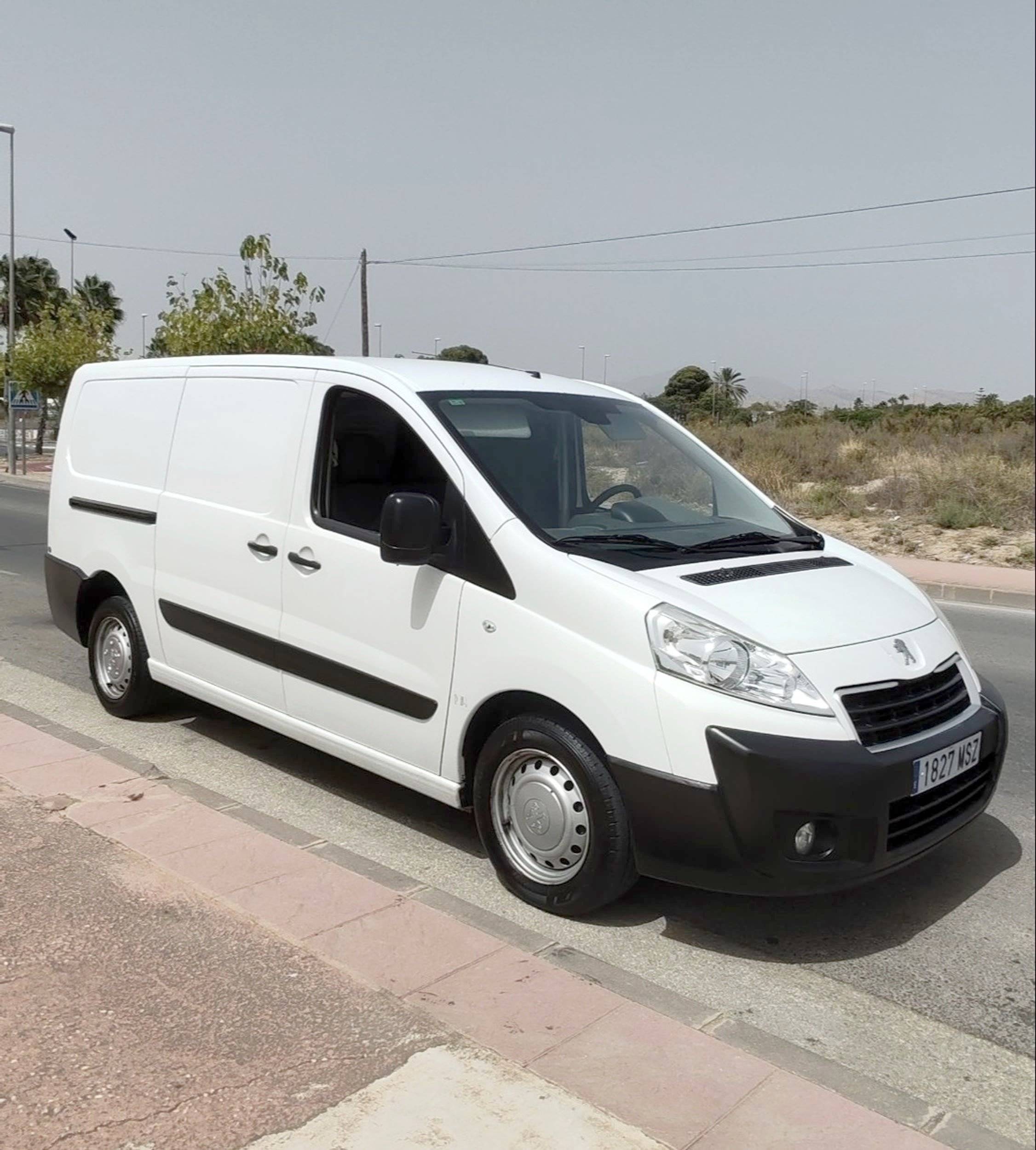 Front view from 3/4 Peugeot peugeot expert - Yescapa