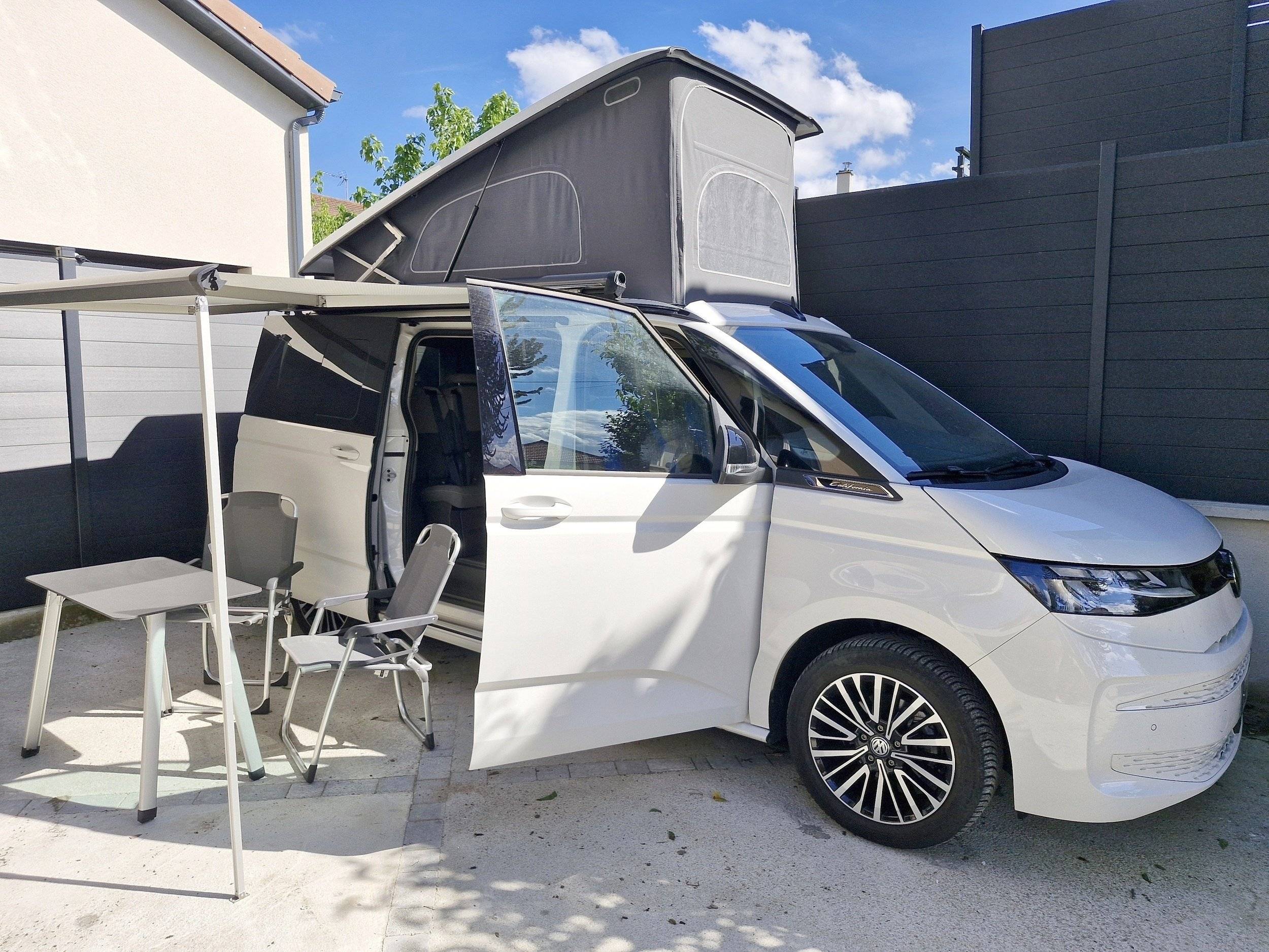 schräge Vorderansicht Volkswagen California - Yescapa