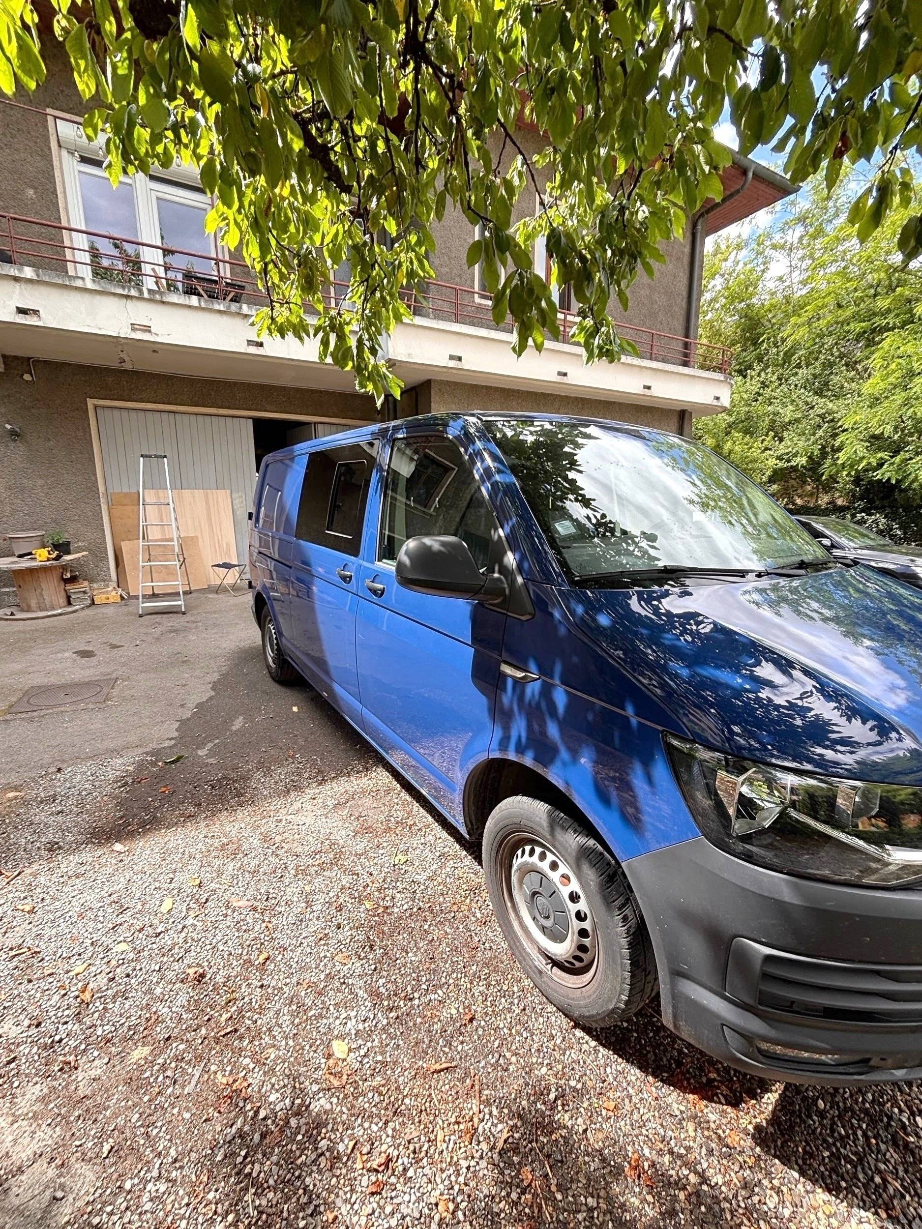 Vista de 3/4 Volkswagen T6 2 l TDI 150 ch - Yescapa
