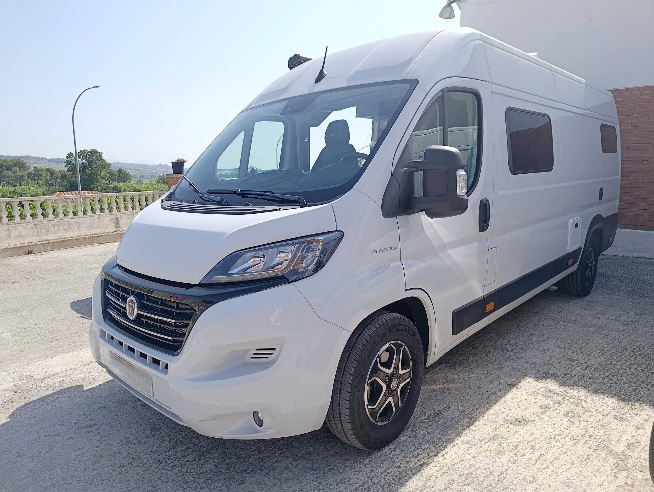 Vista del vehículo ángulo delantero Fiat Ducato 250 - Yescapa