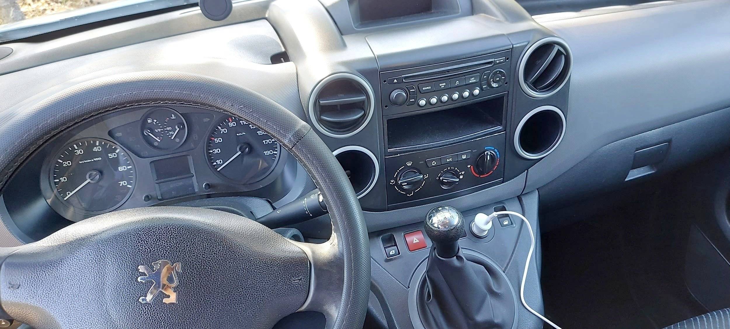 Cabina di guida Peugeot Partner 1,6 HDI 90 ch - Yescapa