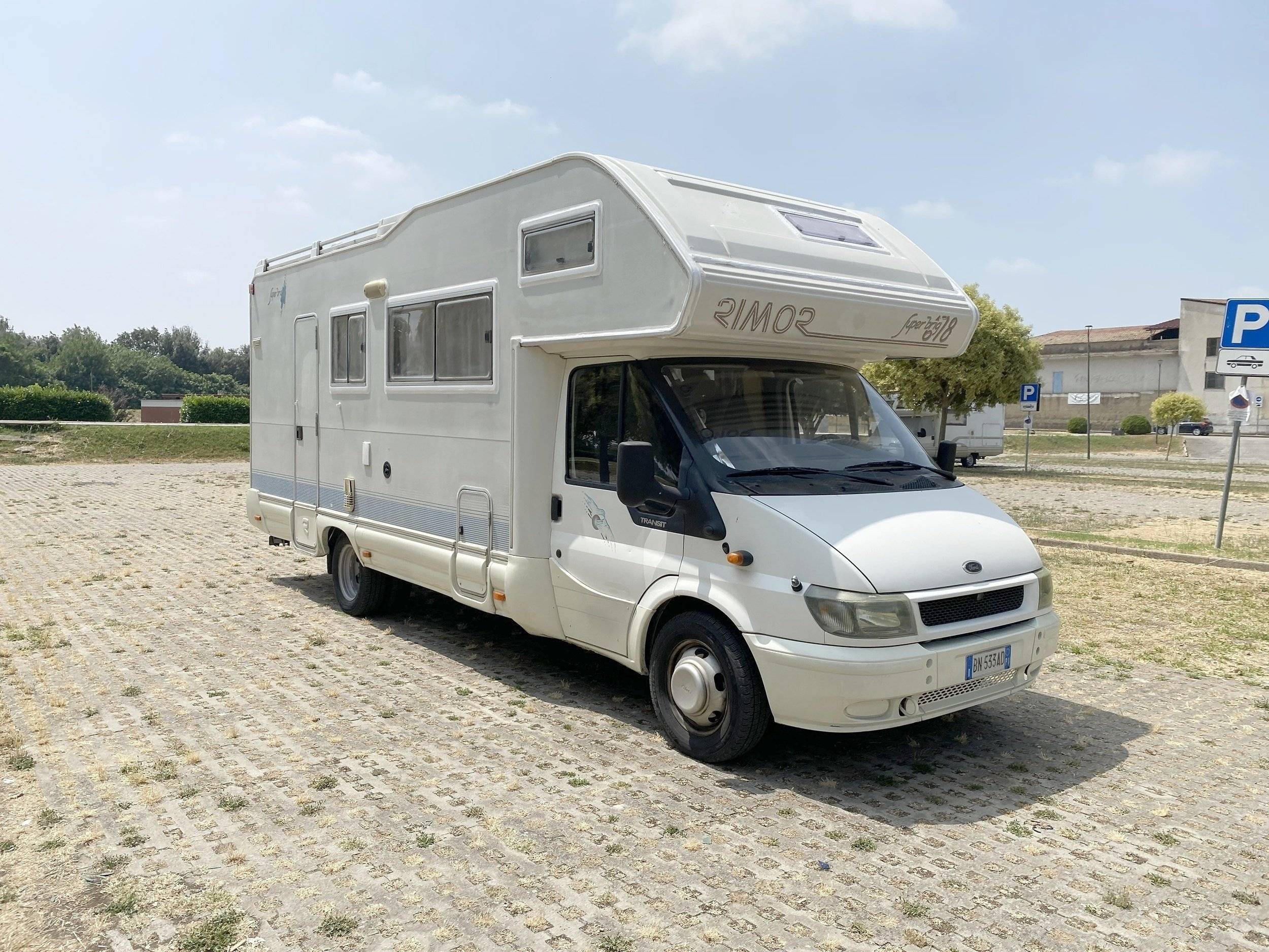 Front view from 3/4 Ford Transit 2,4 l TDCi 140 ch. - Yescapa