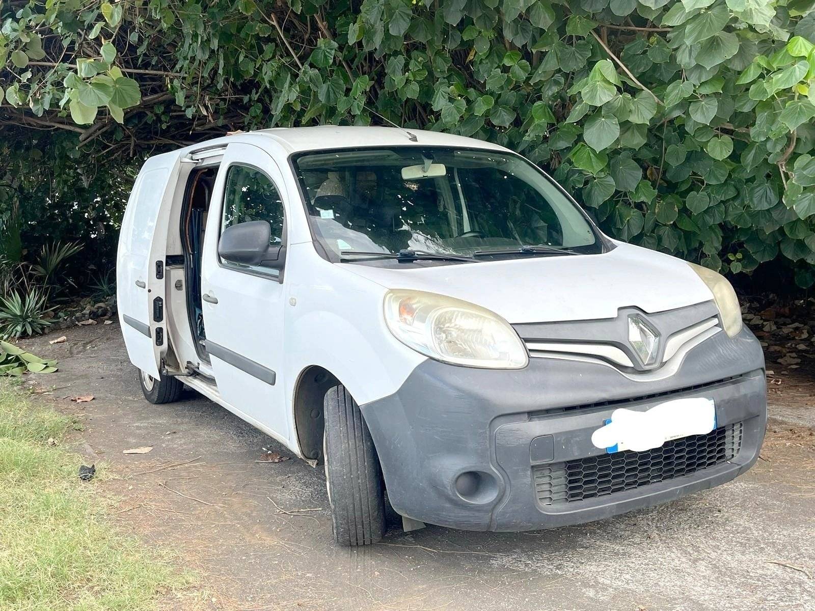 Vue avant de 3/4 Renault Renault Kangoo - Yescapa