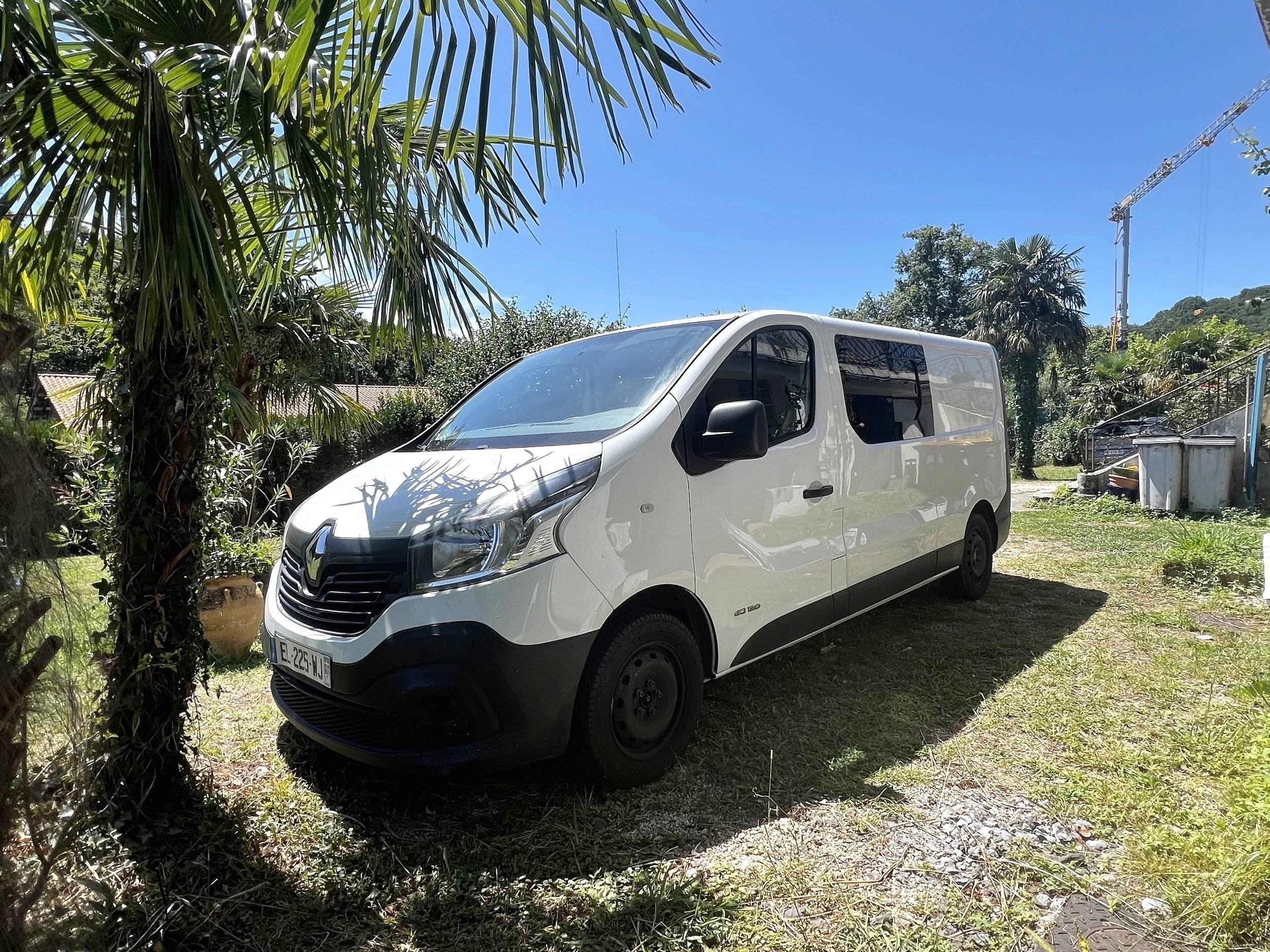 Vista frontale a ¾ Renault - Yescapa