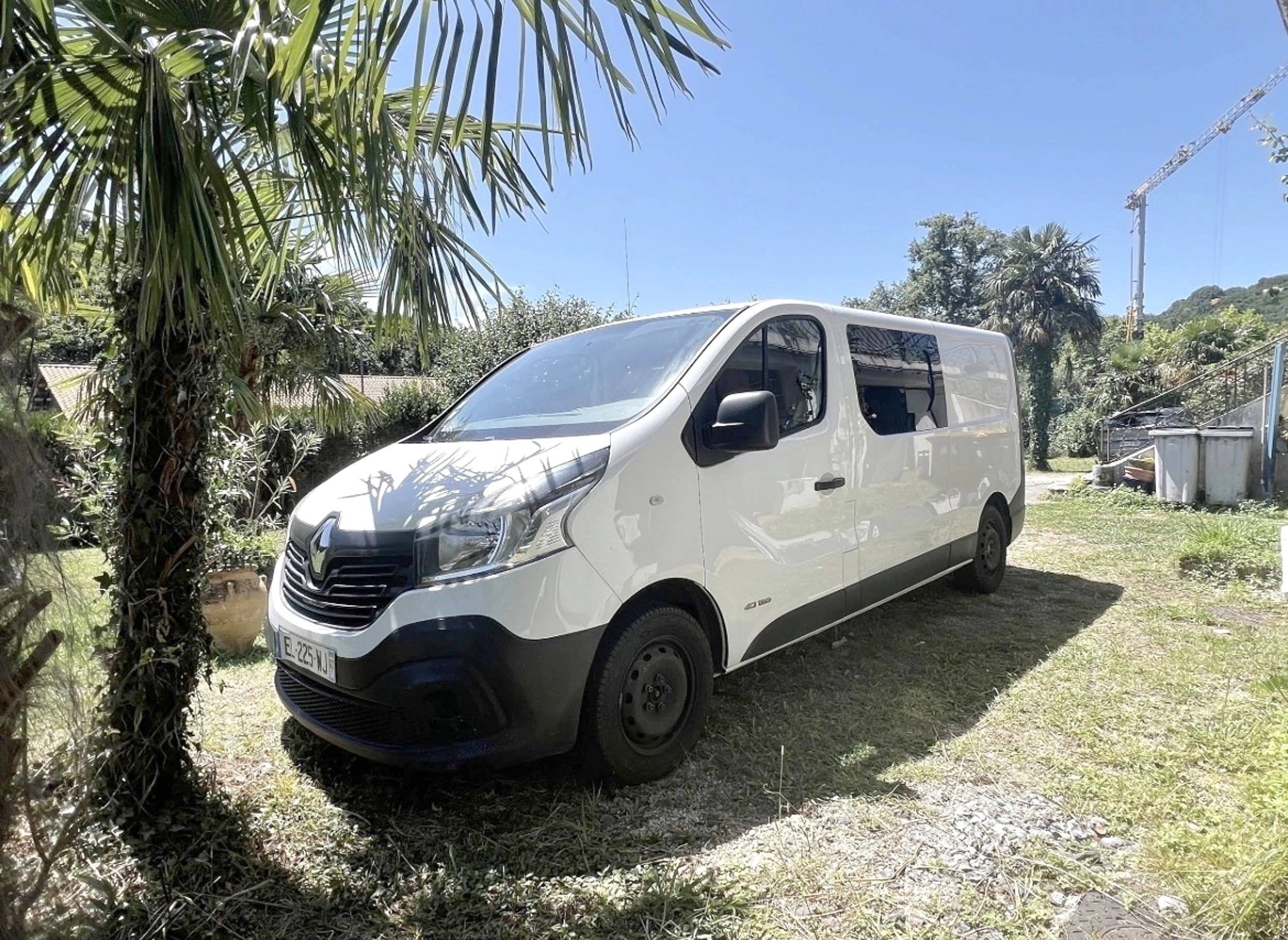 Front view from 3/4 Renault - Yescapa