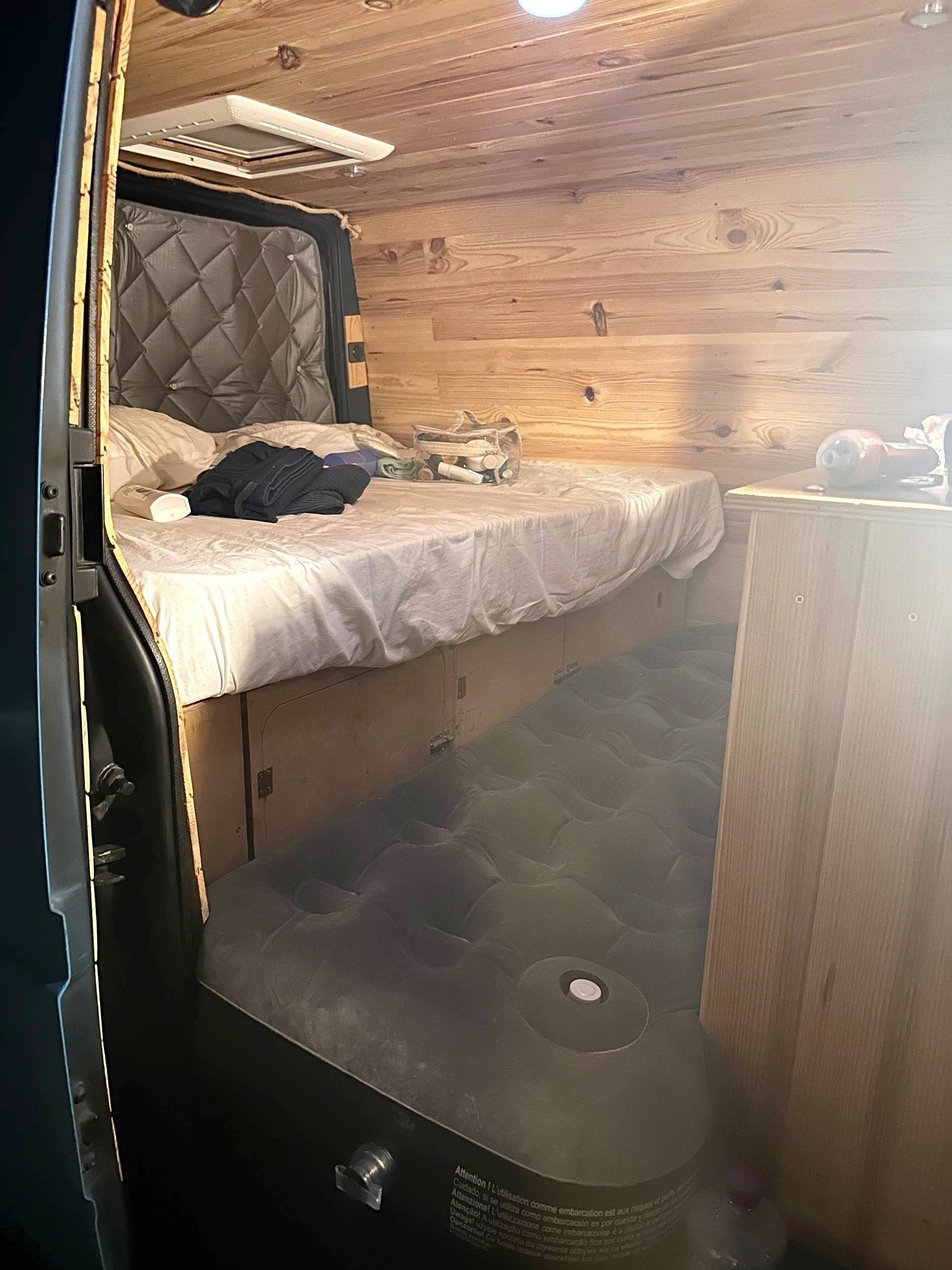 Dinette Ford Transit 2,4 l 115 ch - Yescapa
