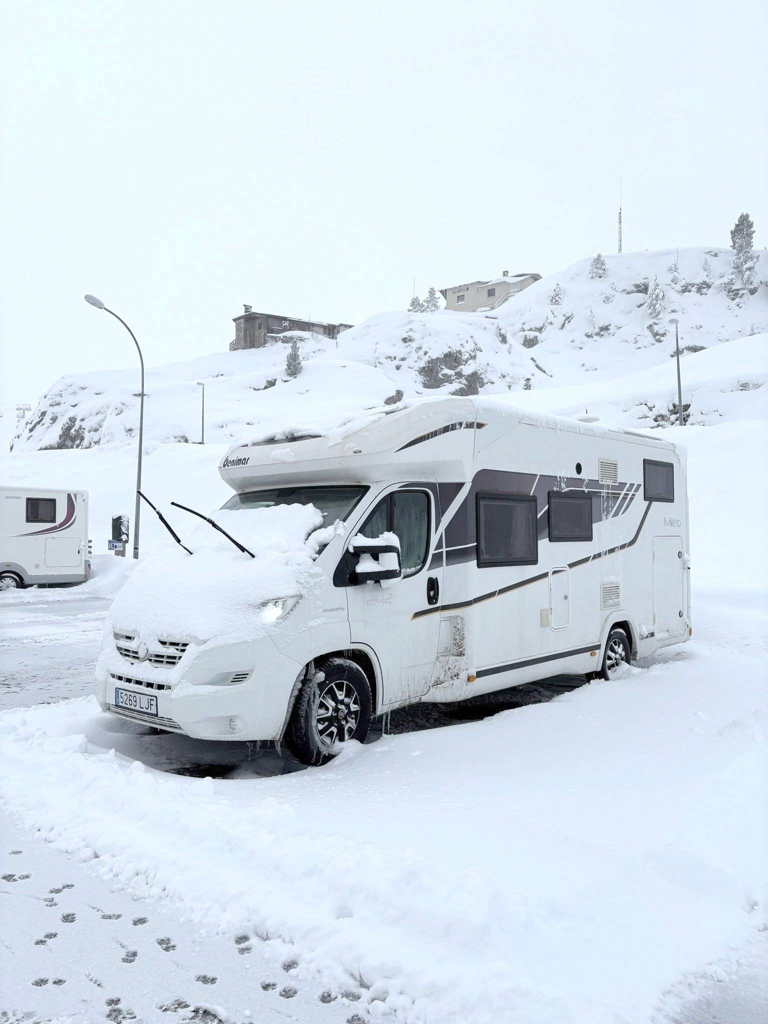 Vista frontale a ¾ Fiat Ducato 2,3 l Al-Ko 160 ch. - Yescapa