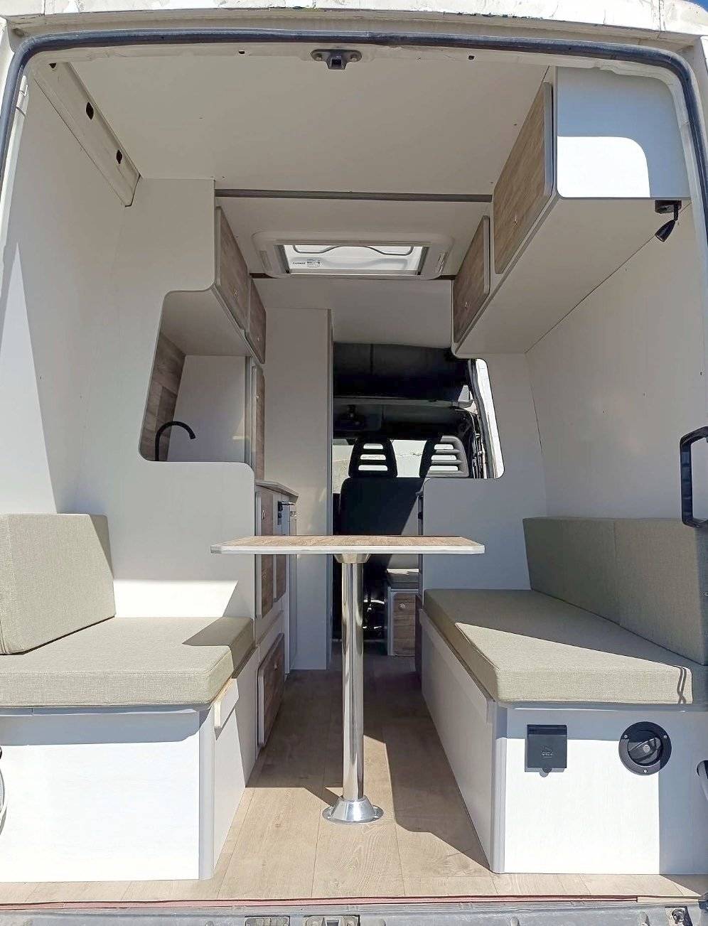 Dining Area Iveco Daily 2,3 l 126 ch - Yescapa