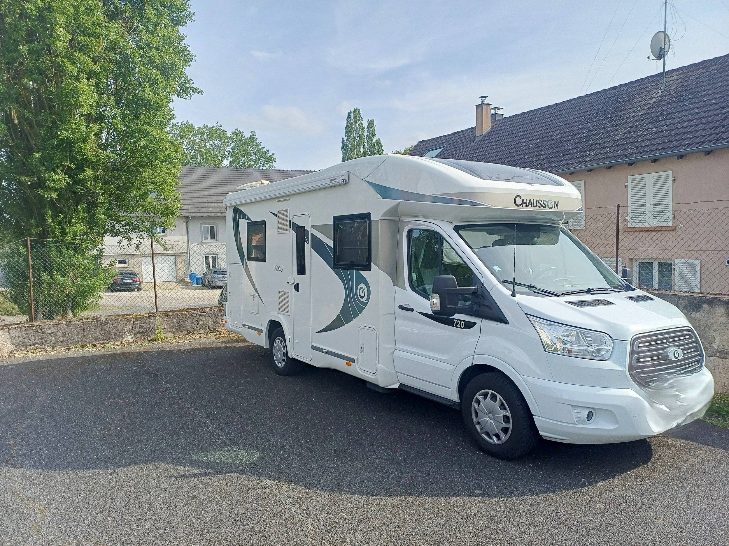 Front view from 3/4 Ford Transit 125 ch - Yescapa
