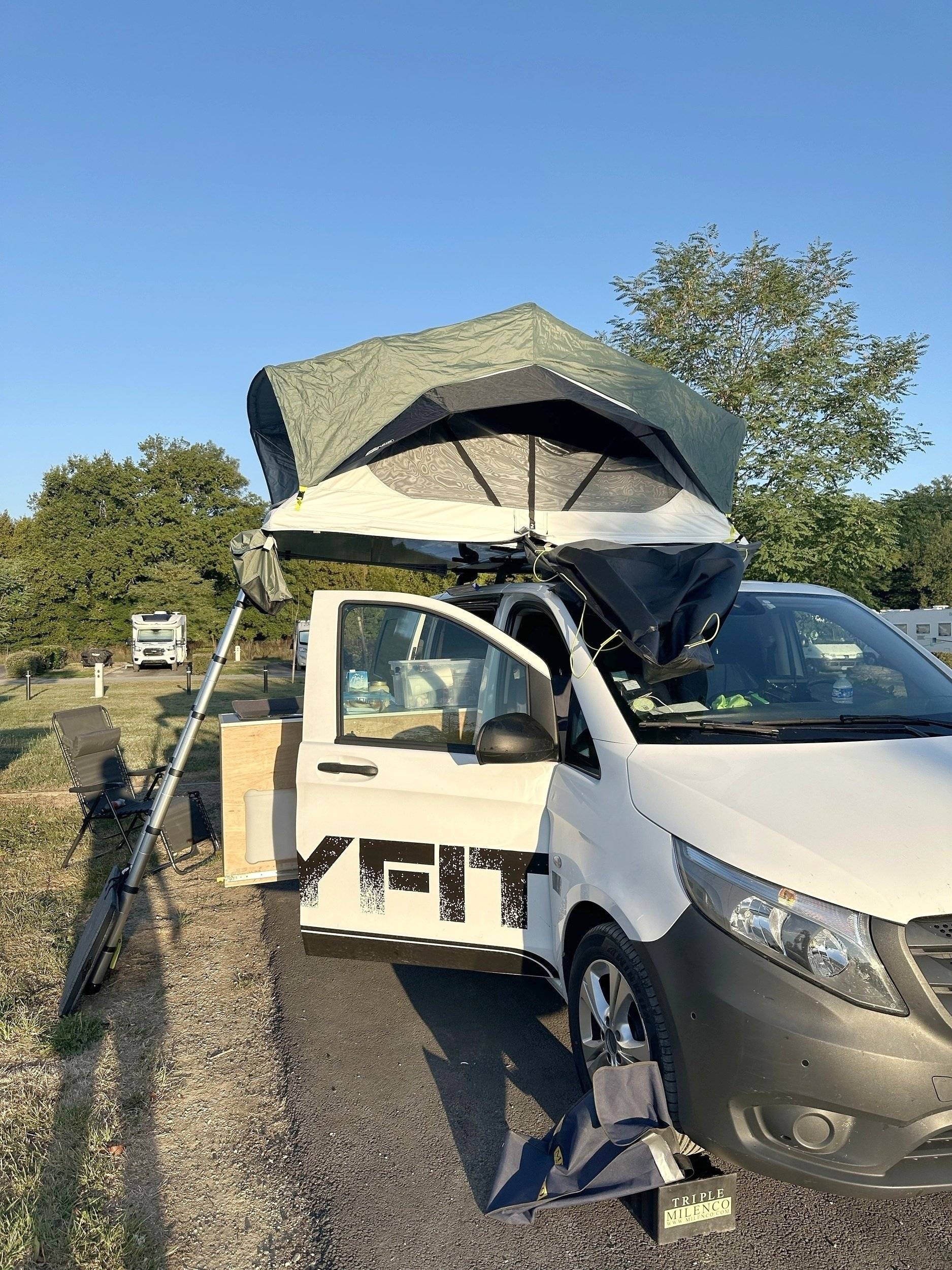Vue avant de 3/4 Mercedes Vito 2,0 l 136 ch - Yescapa