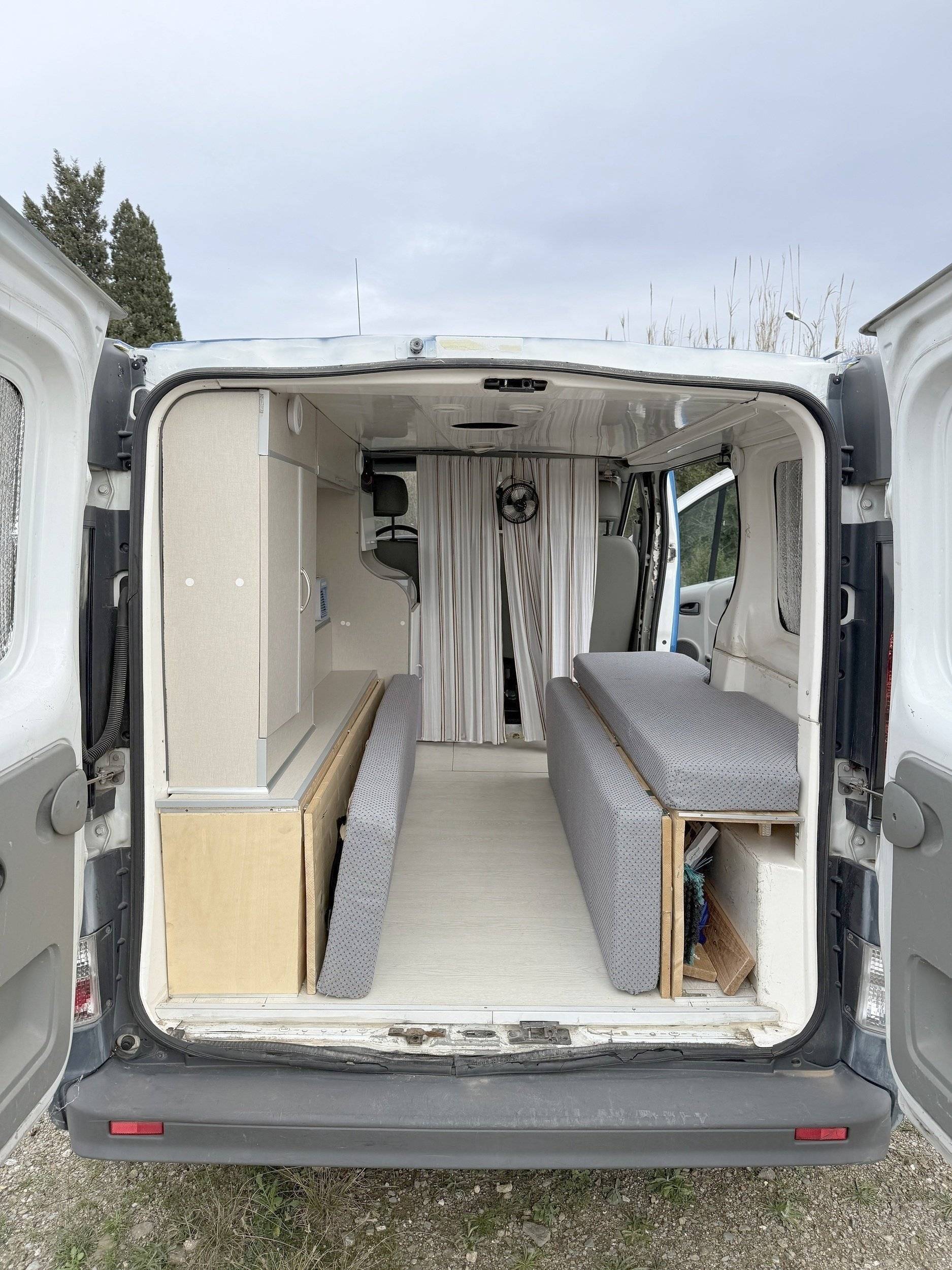 Voorkant 3/4 Renault Trafic 1,6 l dci 125 ch - Yescapa