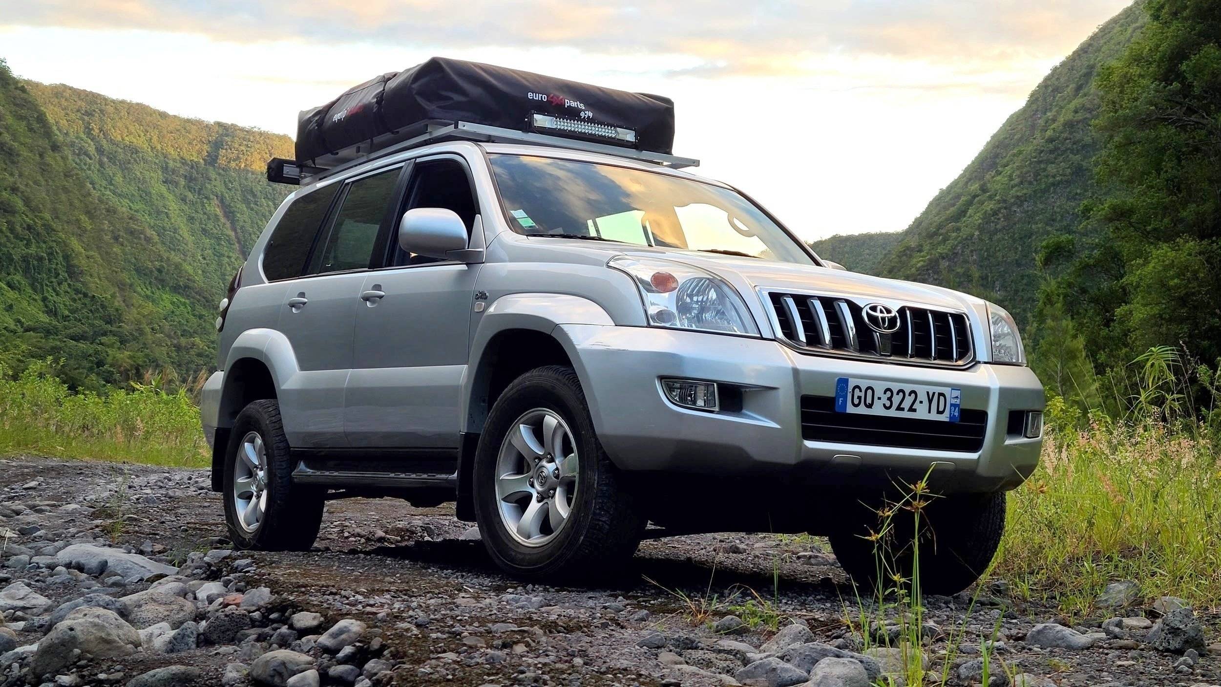 Vista frontale a ¾ Toyota Land cruiser - Yescapa