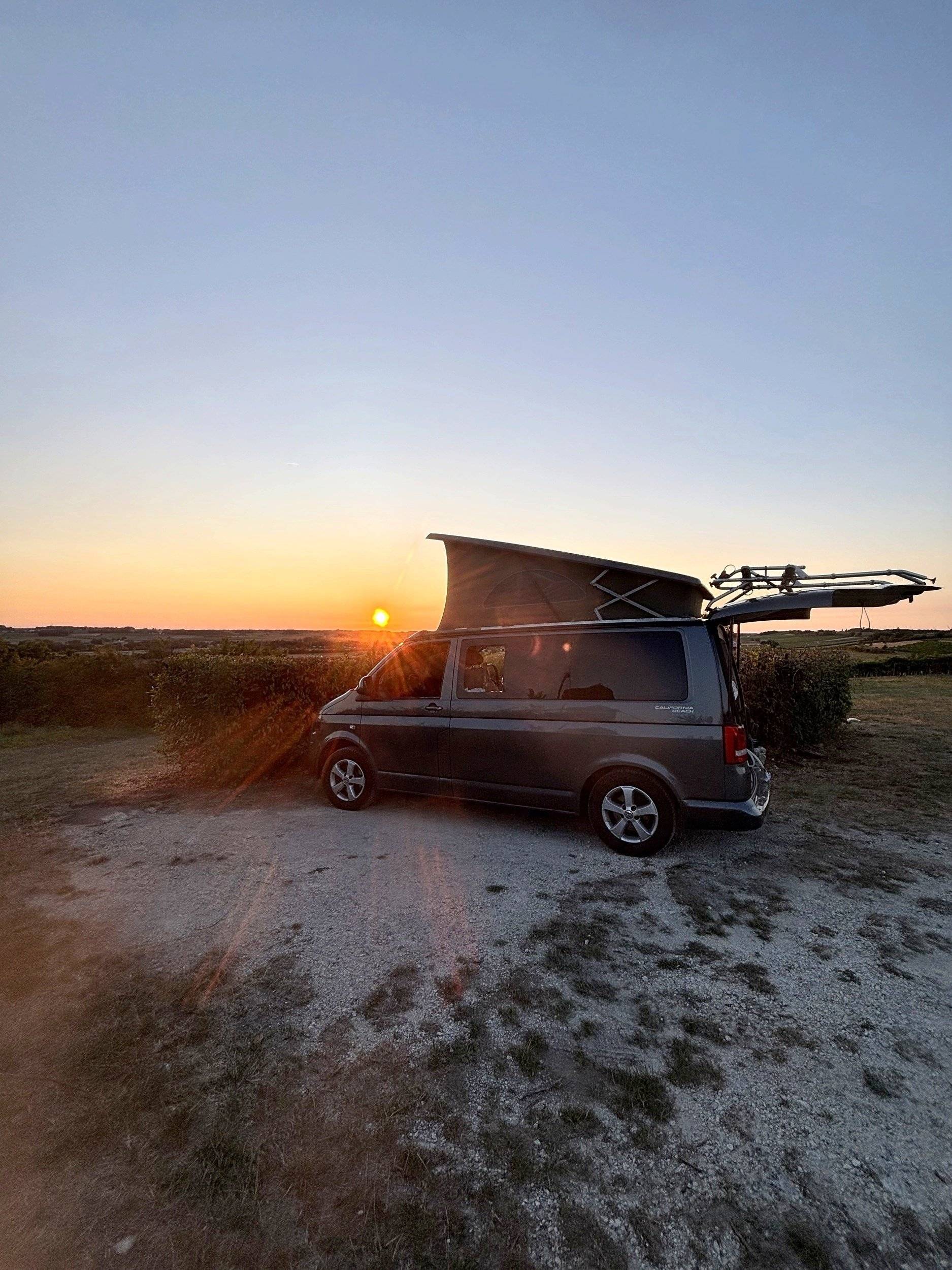 Front view from 3/4 Volkswagen Volkswagen T5 california beach 140ch - Yescapa