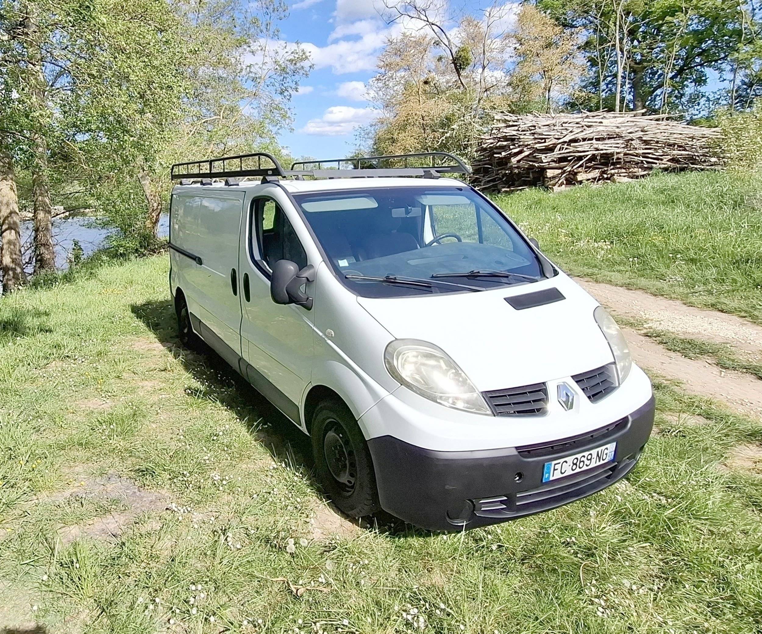 schräge Vorderansicht Renault trafic fourgon phase 2 L2H1 2.0 Dci 90C - Yescapa