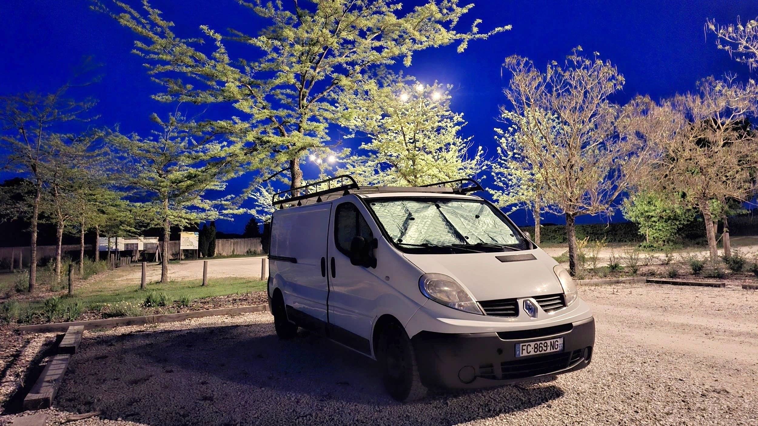 Front view from 3/4 Renault trafic fourgon phase 2 L2H1 2.0 Dci 90C - Yescapa