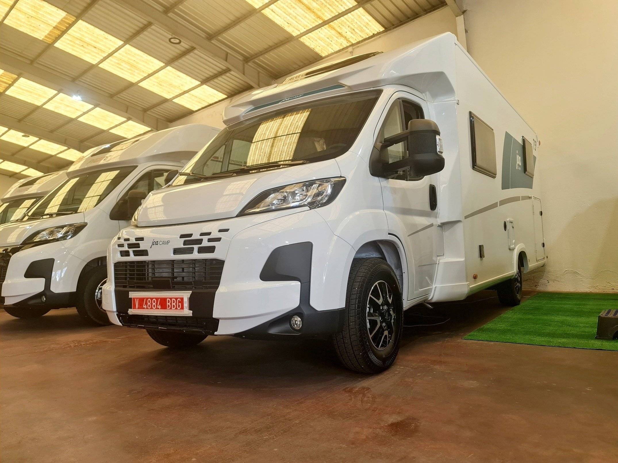 Vista del vehículo ángulo delantero Fiat 35 light 2,4 l 140 ch. - Yescapa