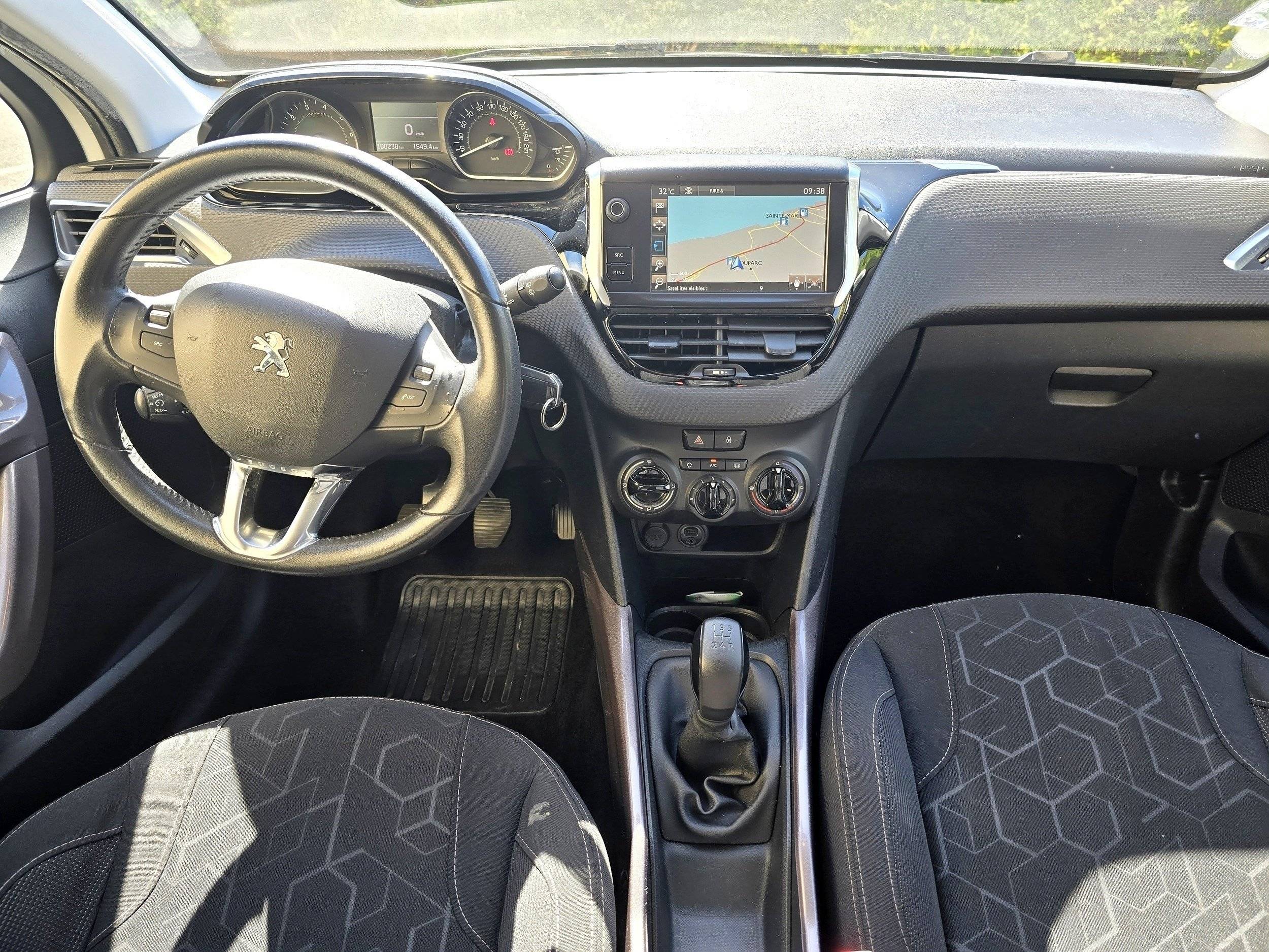 Poste de conduite Peugeot 2008 - Yescapa