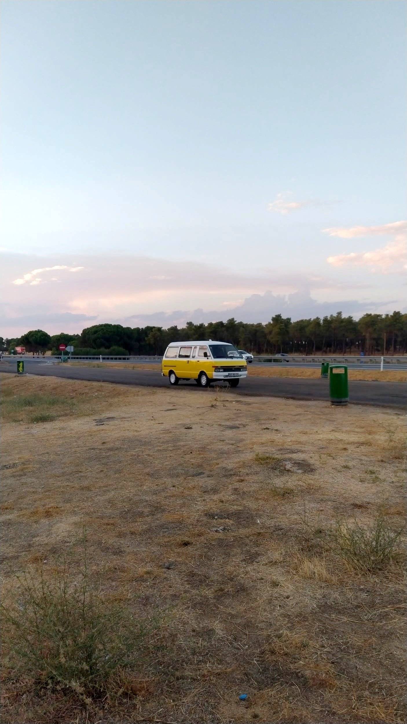 Vista del vehículo ángulo delantero Nissan Vanette - Yescapa