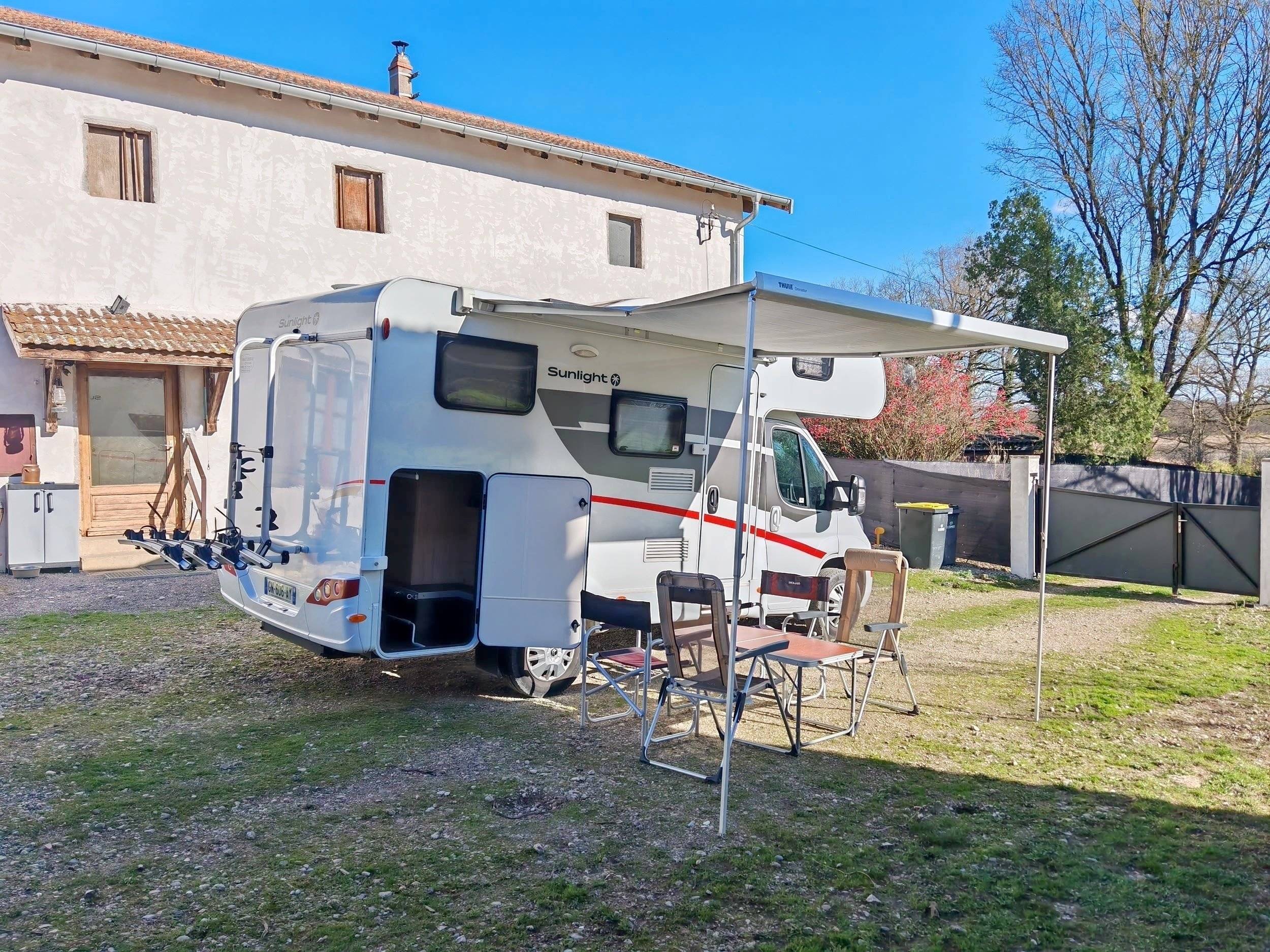 schräge Vorderansicht Citroën 2.2L 140CV - Yescapa