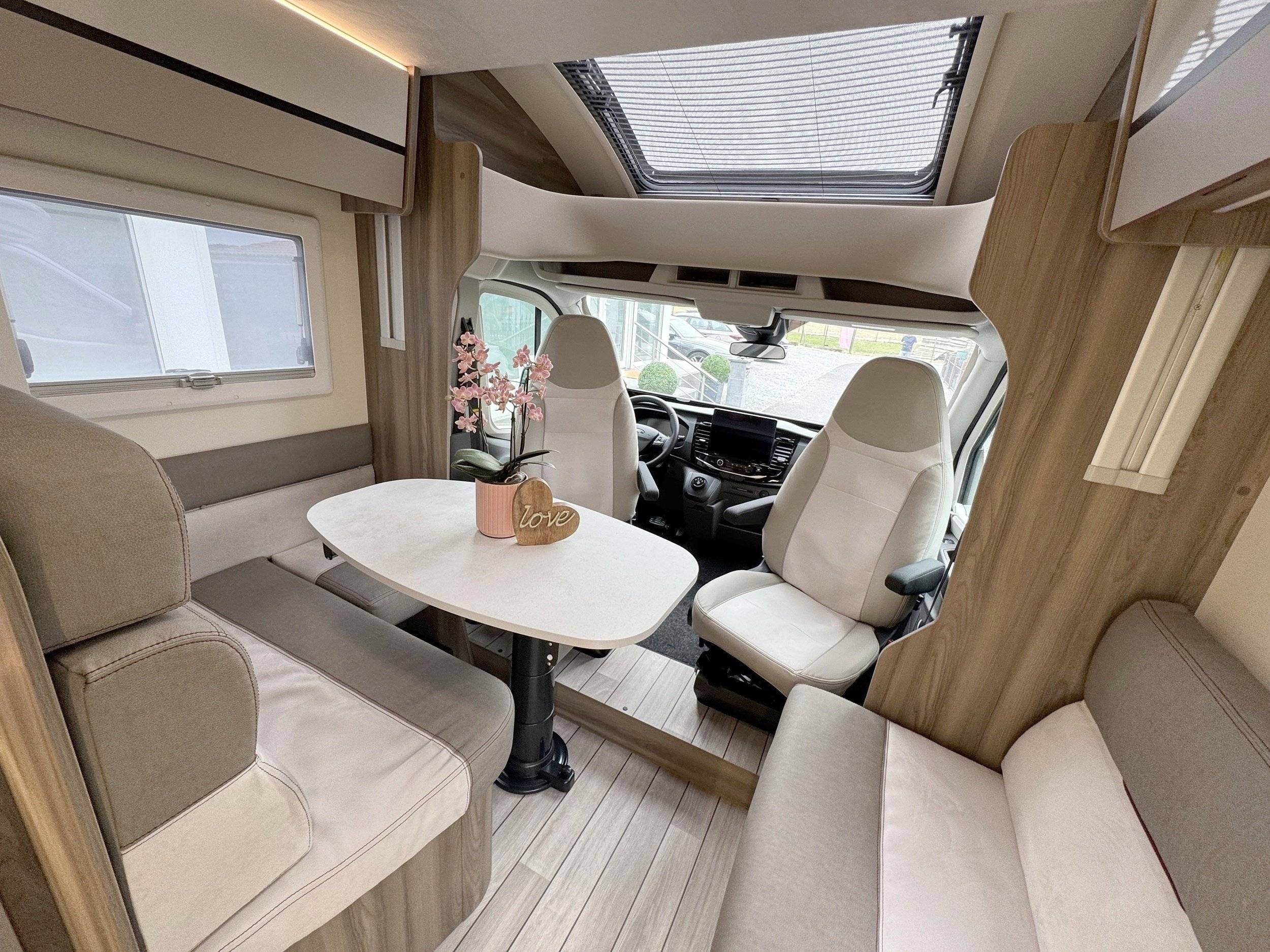Dining Area Ford Transit 2,0 l 165 ch - Yescapa