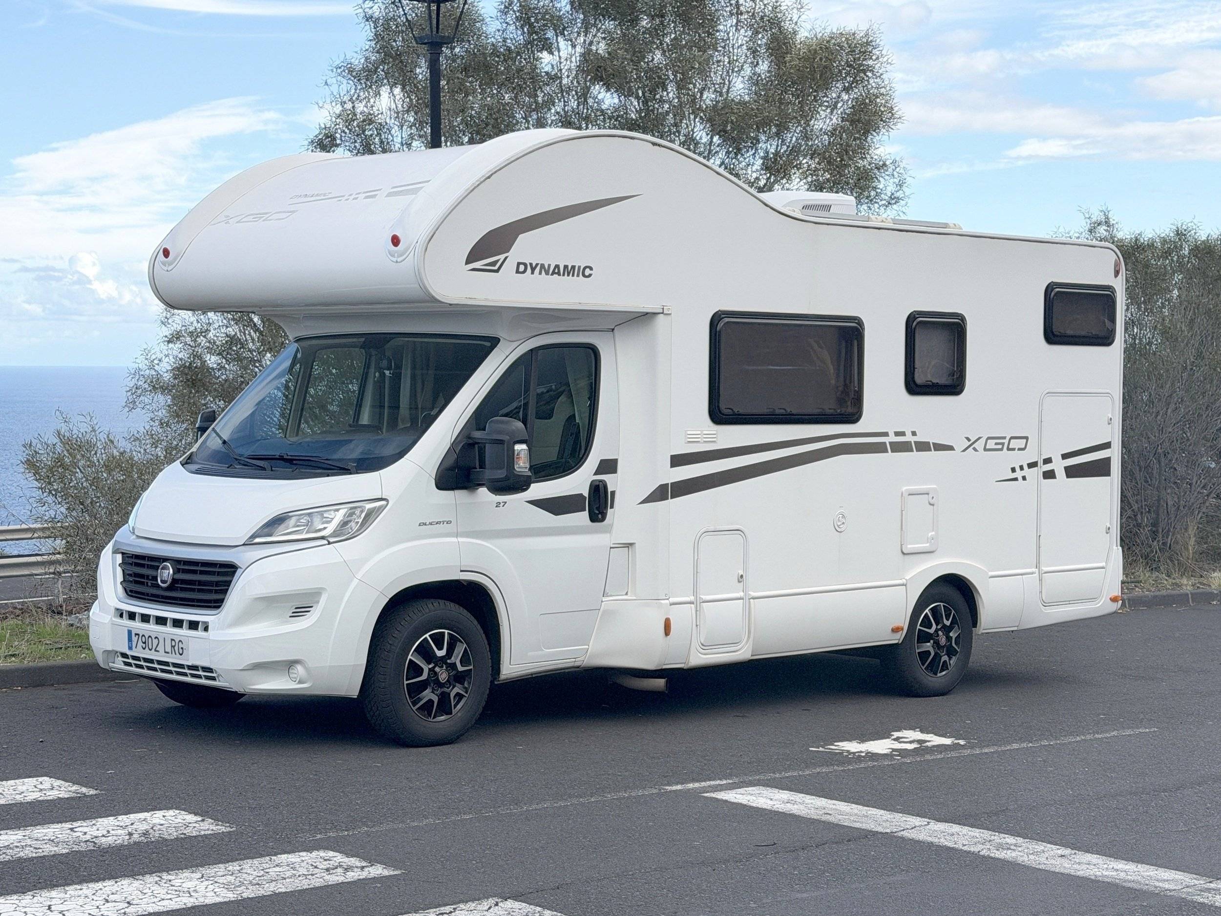 schräge Vorderansicht Fiat Ducato 2,3 l 125 ch - Yescapa