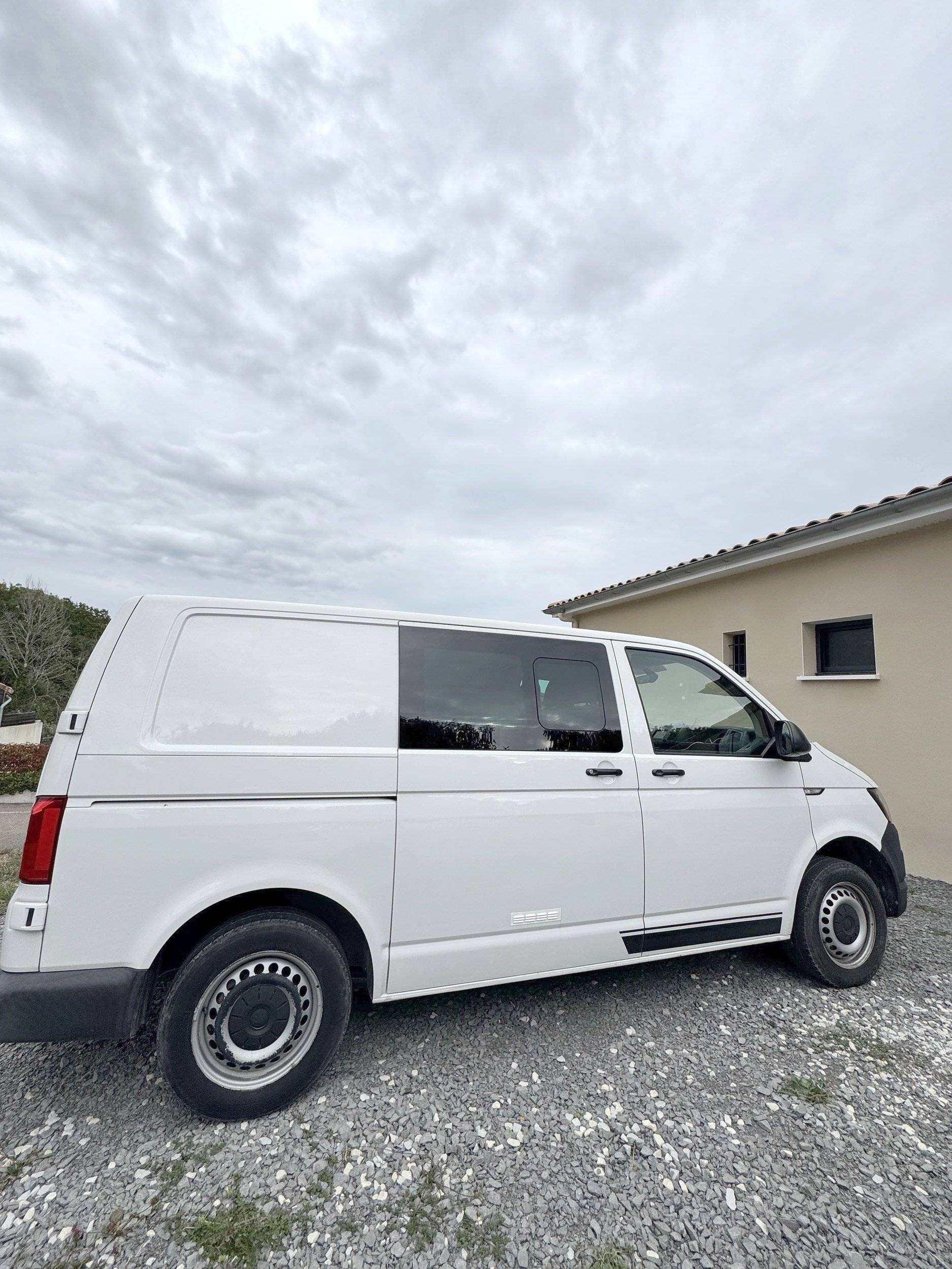 Vista frontale a ¾ Volkswagen T6 2,0 l 102 ch - Yescapa