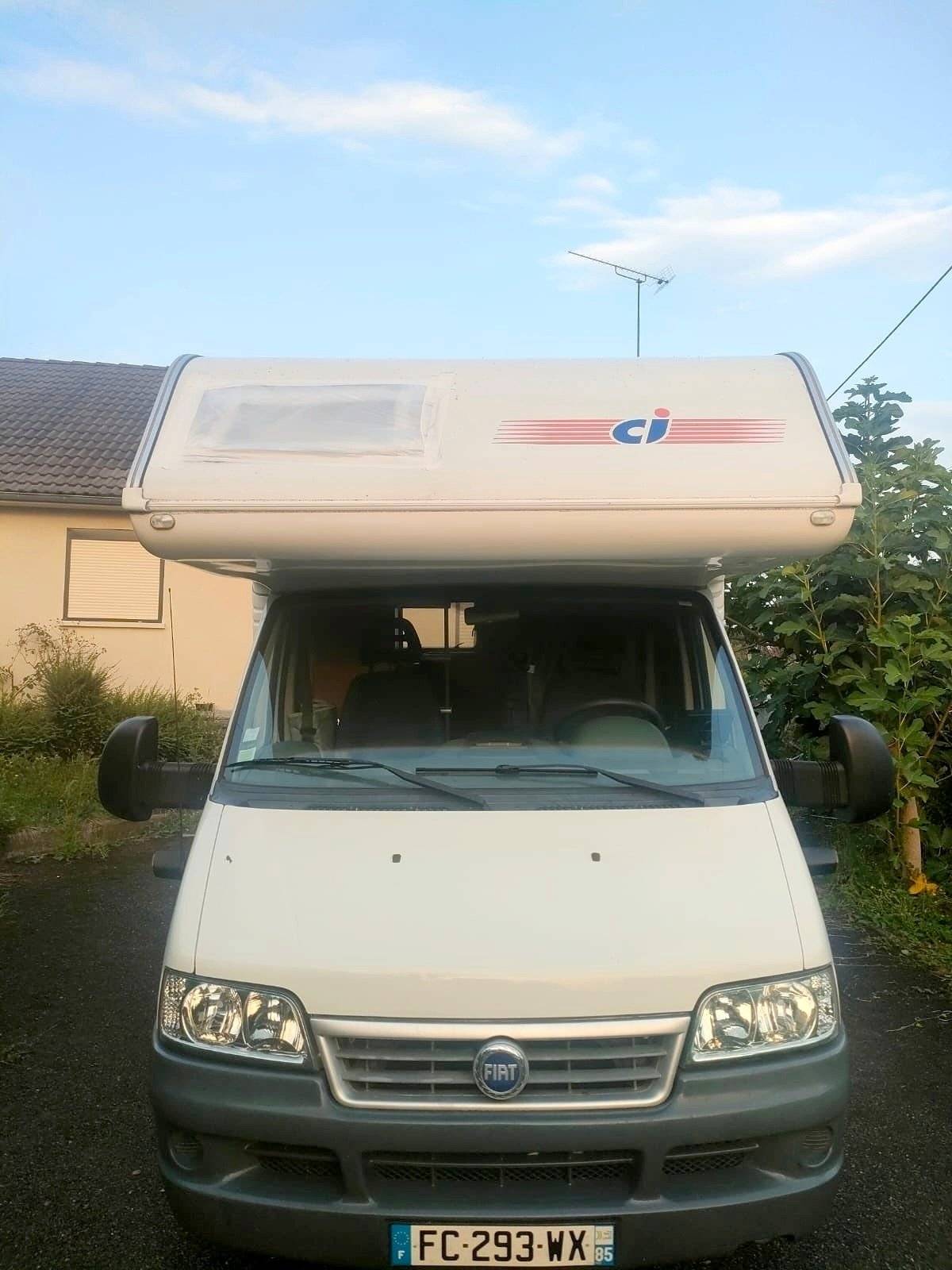 Vista de 3/4 Fiat 2.8 l JTD Maxi 127 Ch - Yescapa