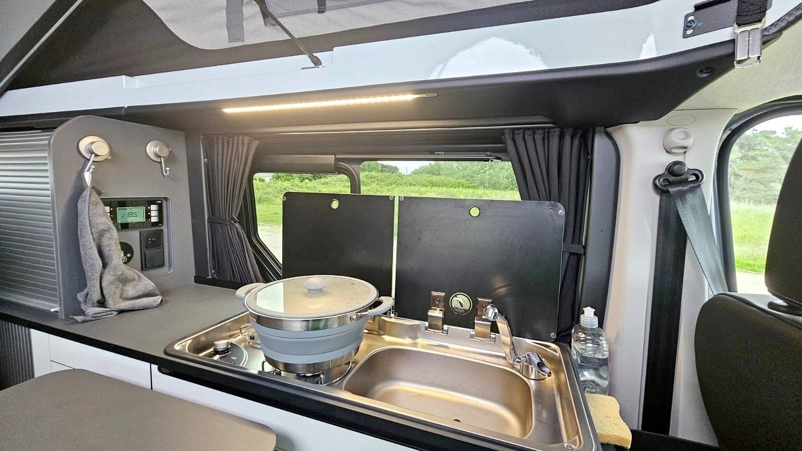 Dining Area Renault 2.0L Blue dCi 150 - Yescapa