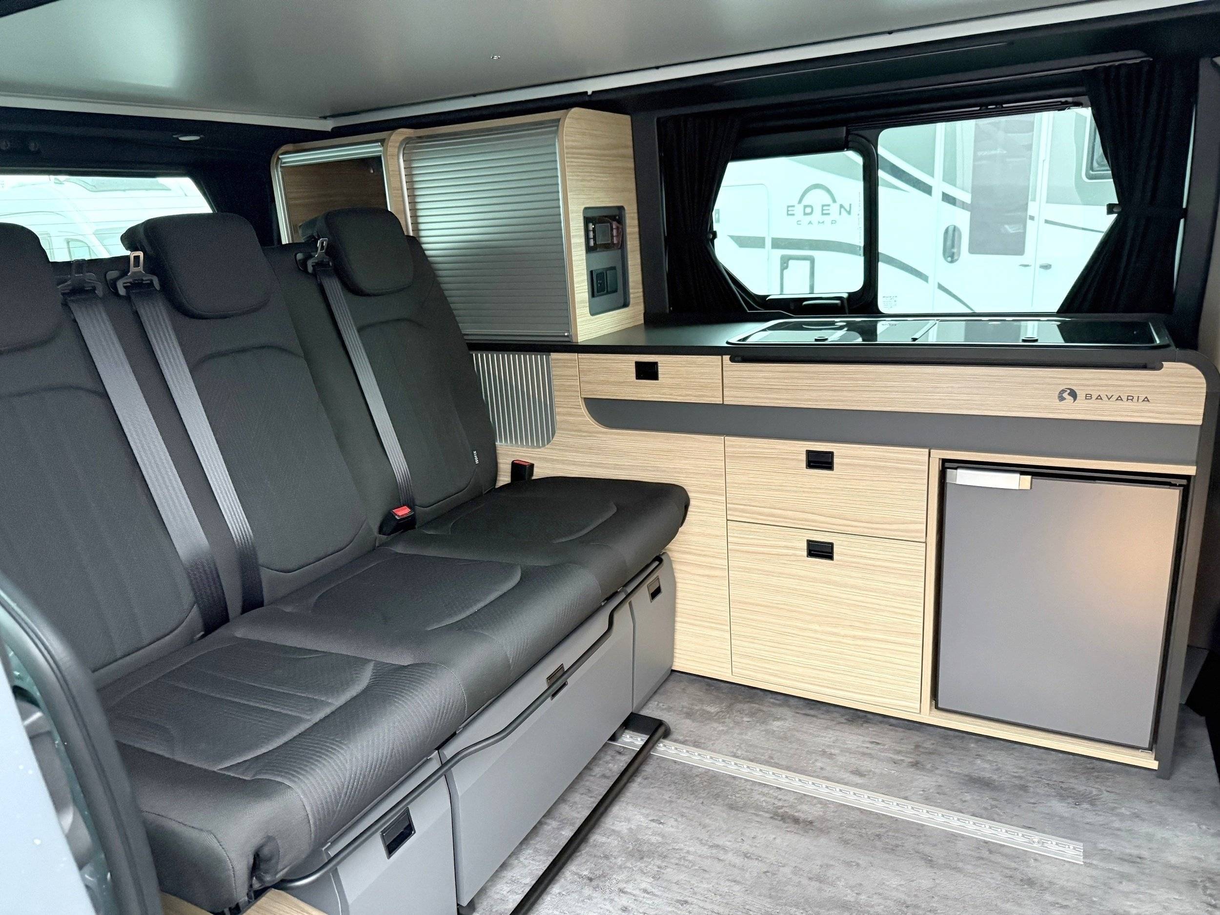 Área de jantar Renault Trafic 2,5 l 150 ch - Yescapa
