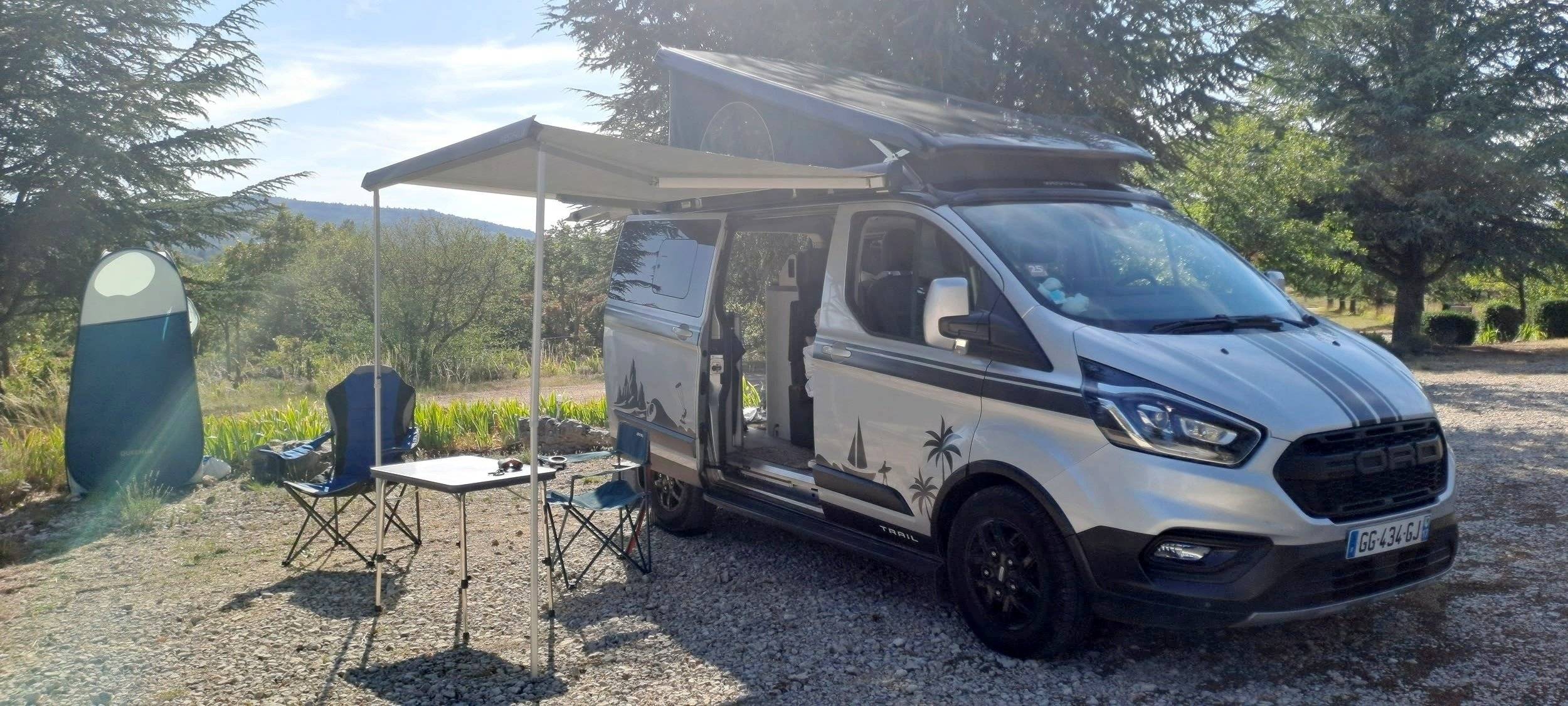 Vista frontale a ¾ Ford transit nugget - Yescapa