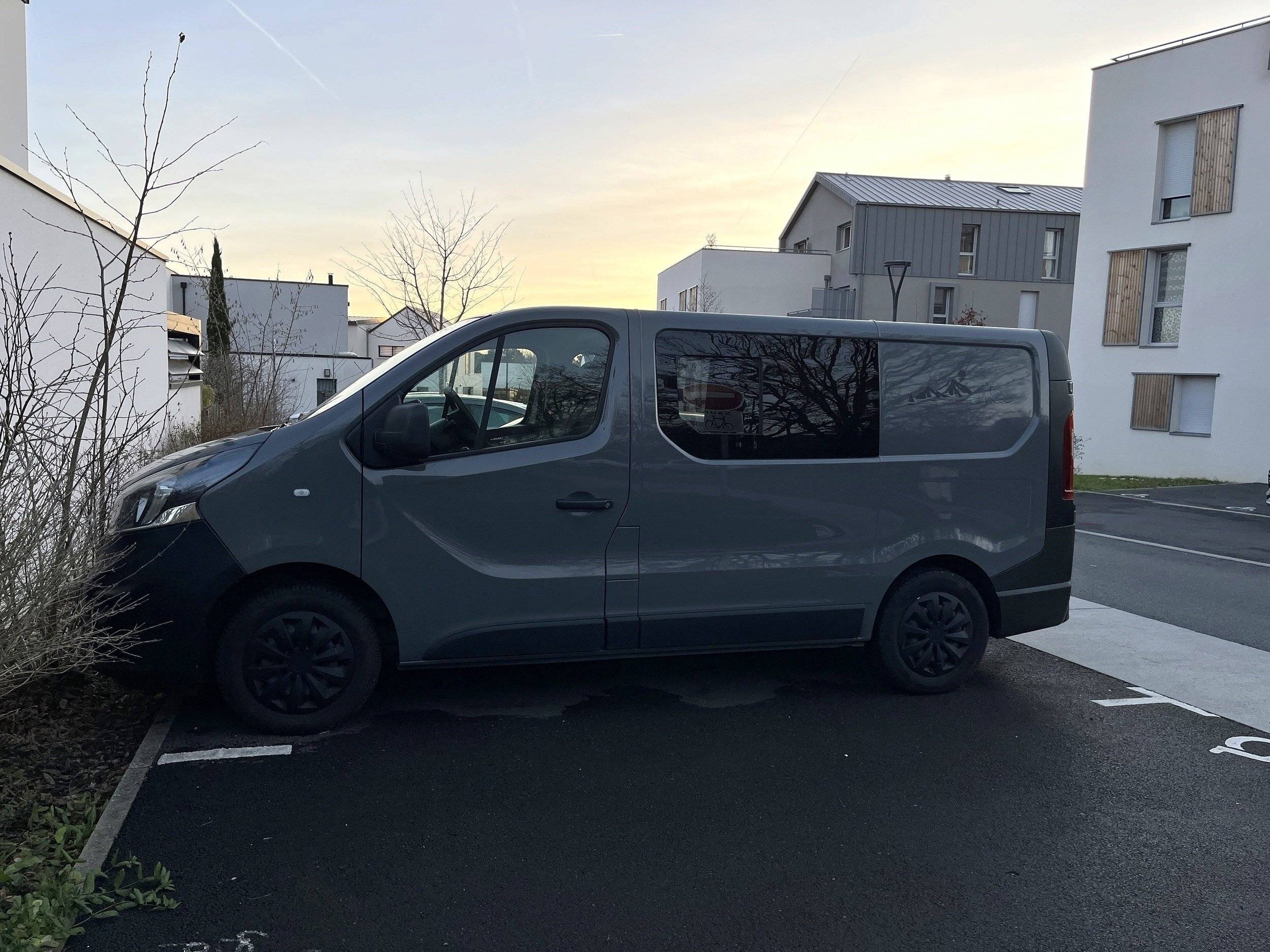 Vue avant de 3/4 Opel Vivaro - Yescapa